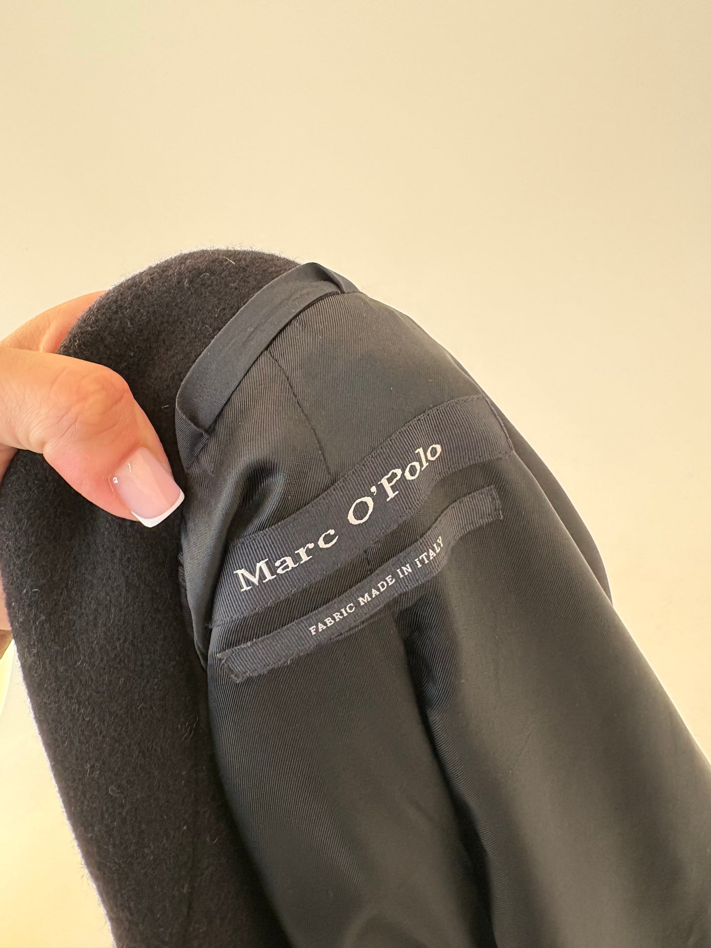 Palton negru din stofă plină de lana extrafina cu cordon