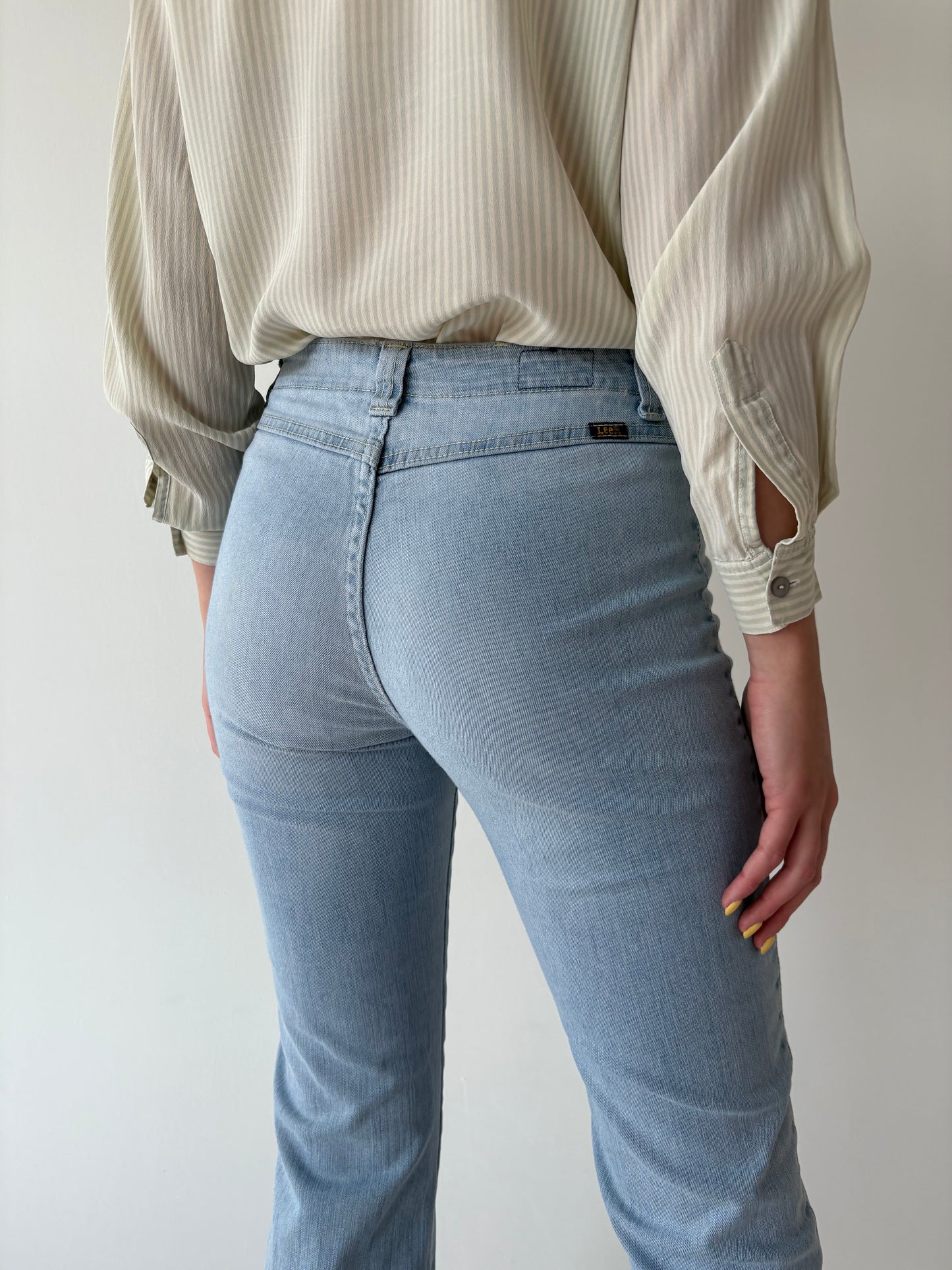 Jeans vintage evazați light wash ușor modelatori