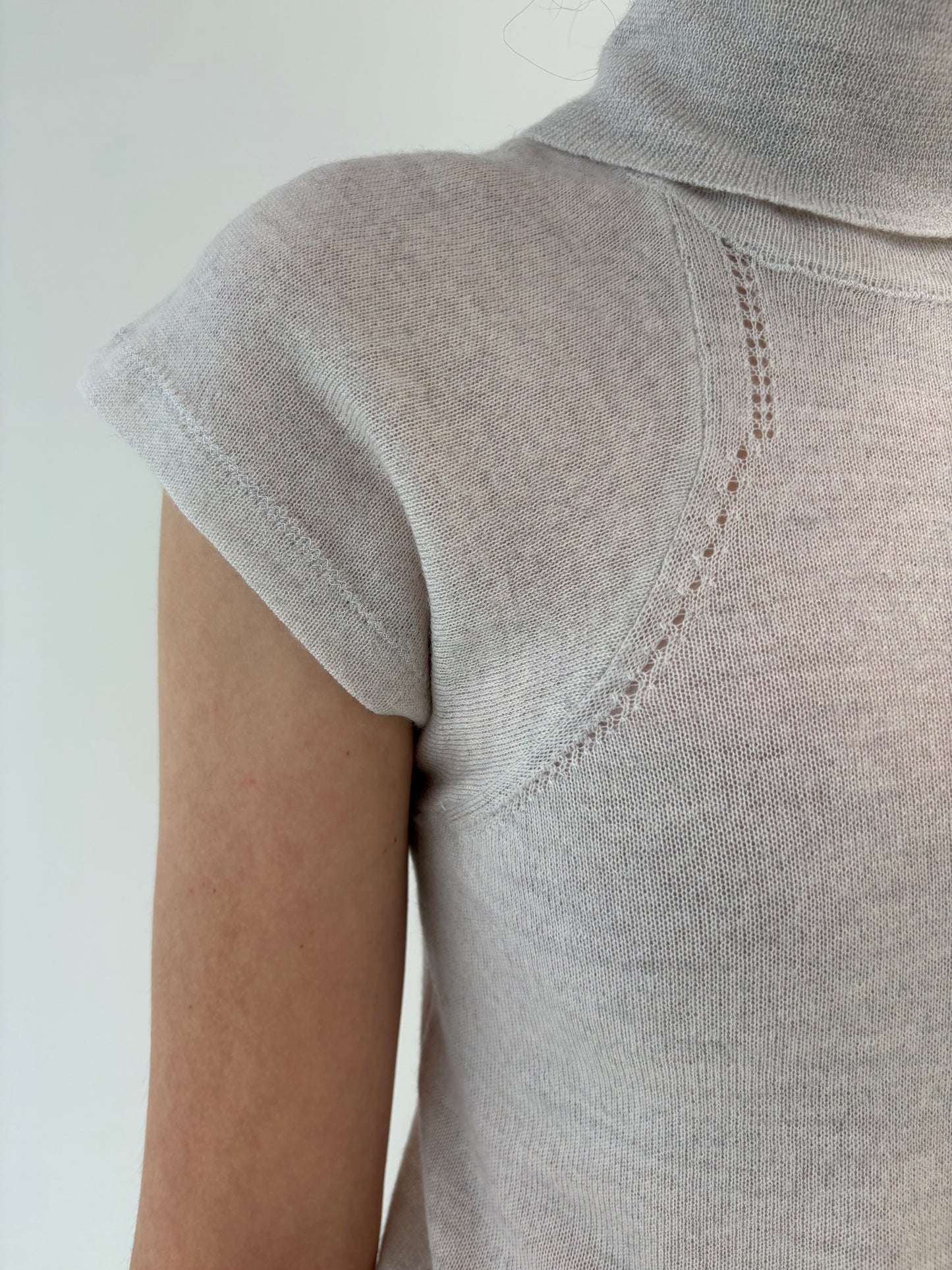 Maleta off white din lana merino extrafina cu detalii chic