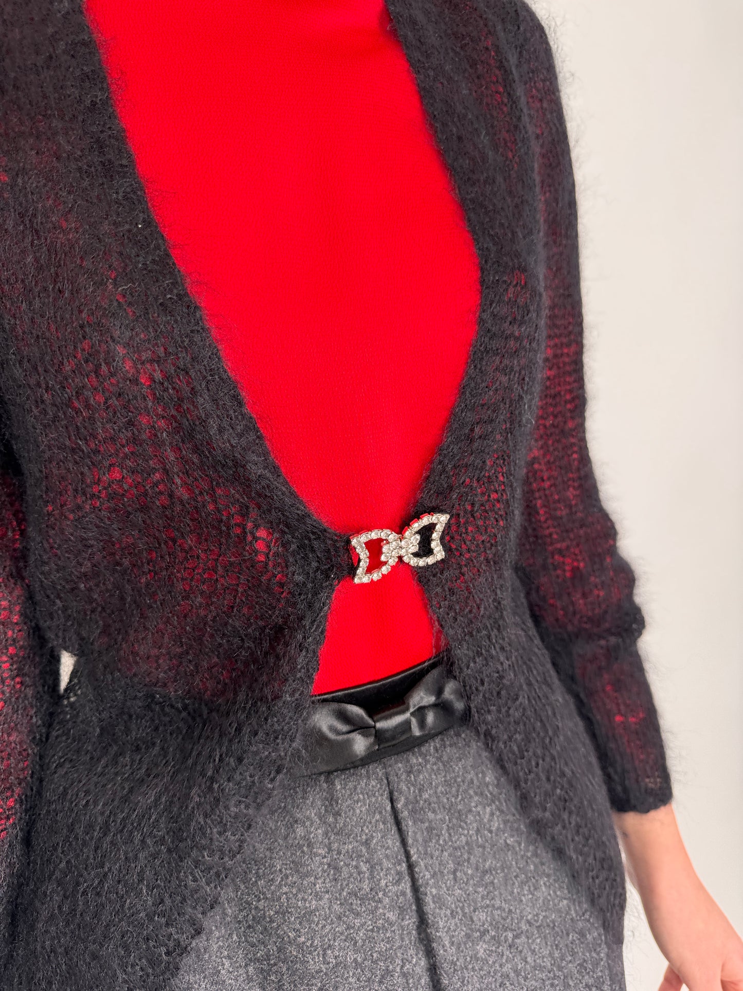 Cardigan negru din baby mohair cu închidere din cristale