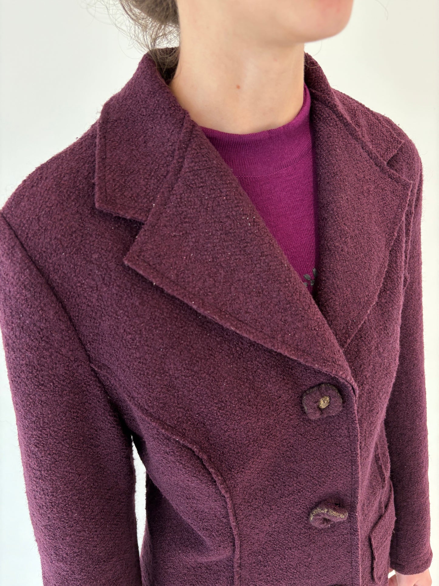 Sacou dark burgundy cambrat din boiled wool cu inserții extrafine de lurex