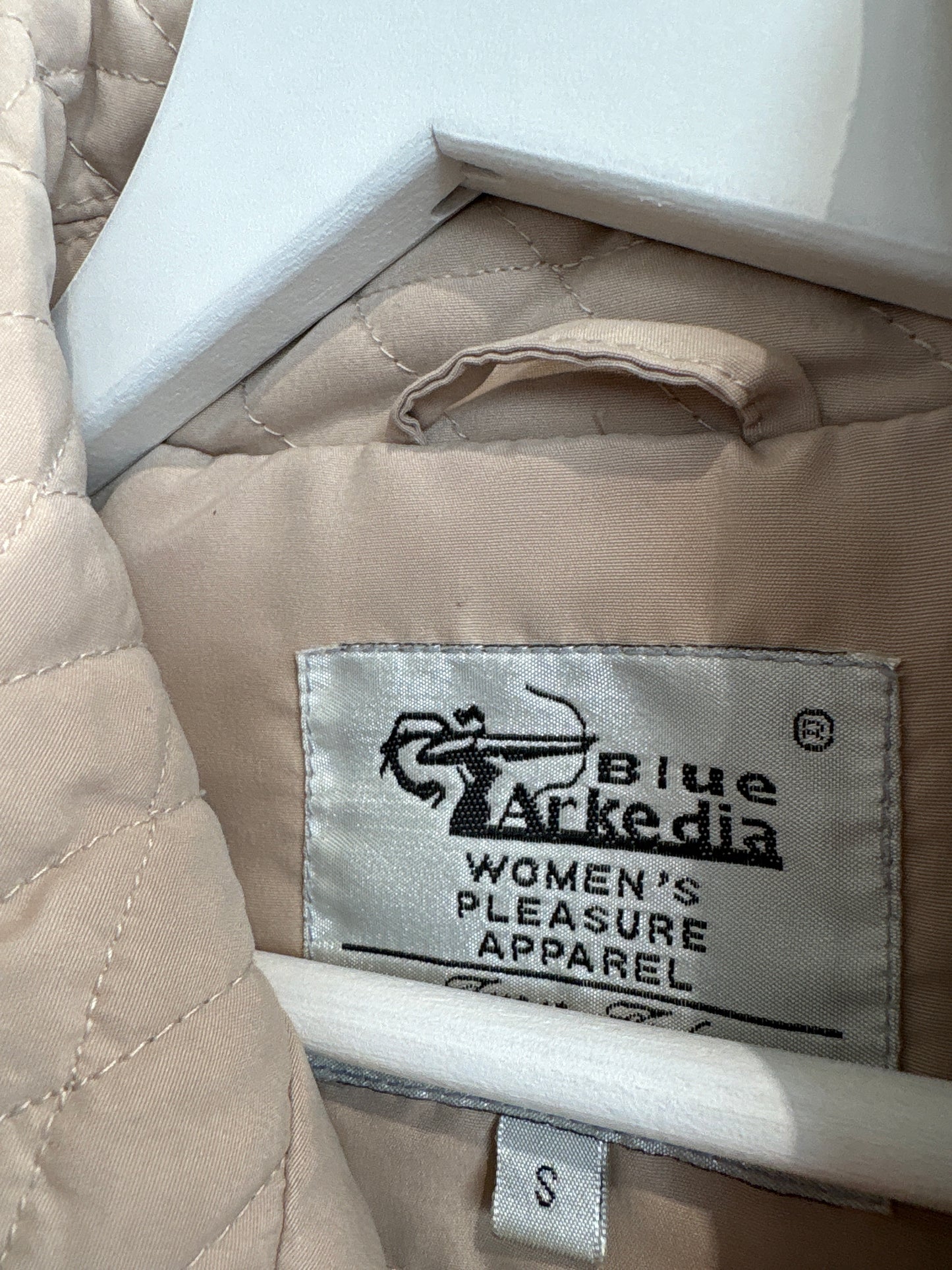 Geacă matlasata camel în croi clasic