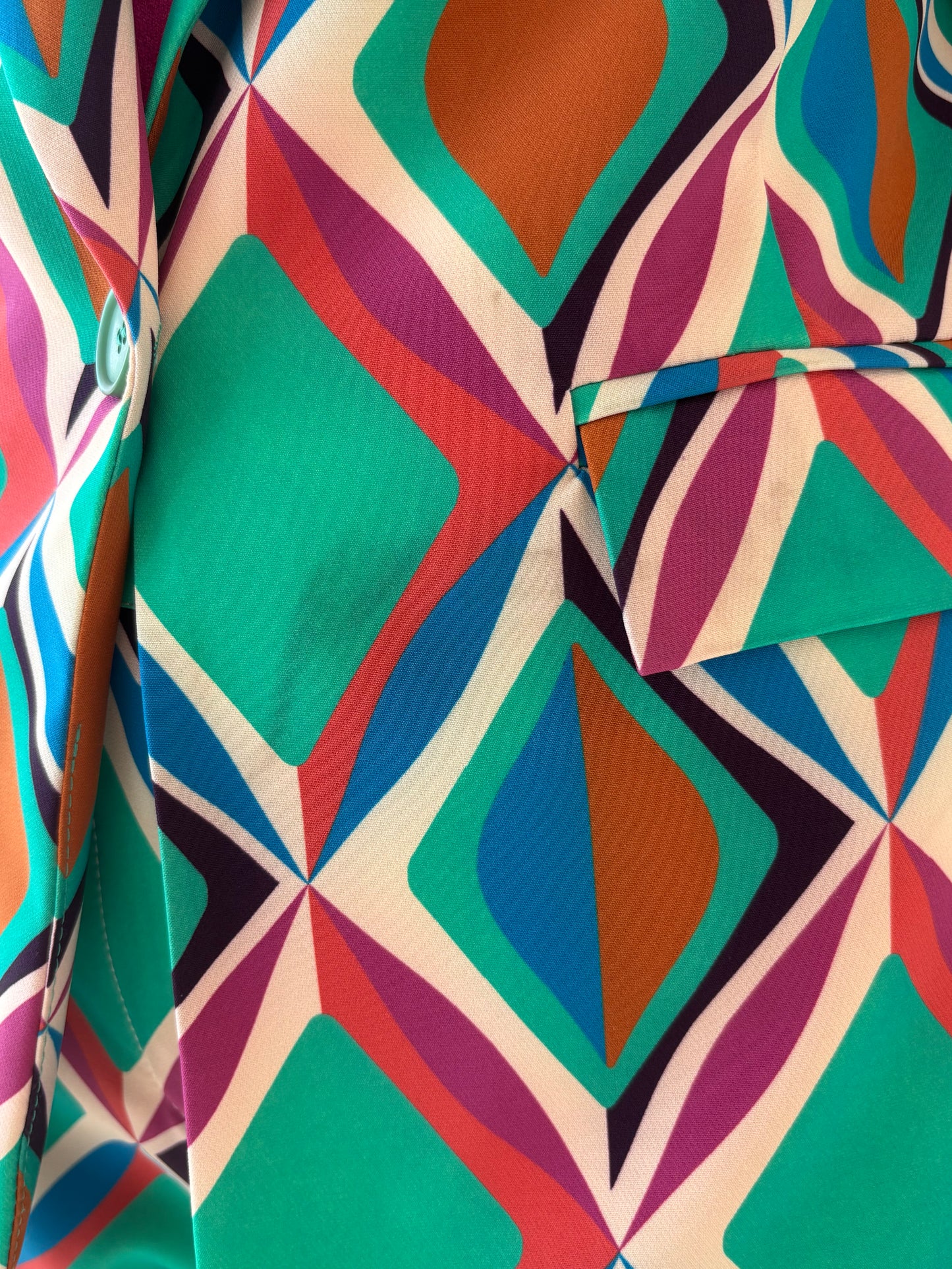 Costum italian în croi modern cu print în culori tari