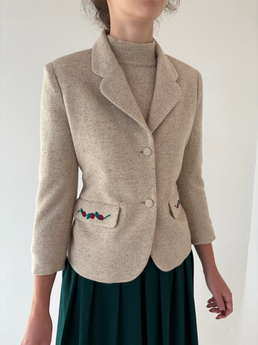 Sacou vintage petite cambrat light nude din lana excepțională cu broderie