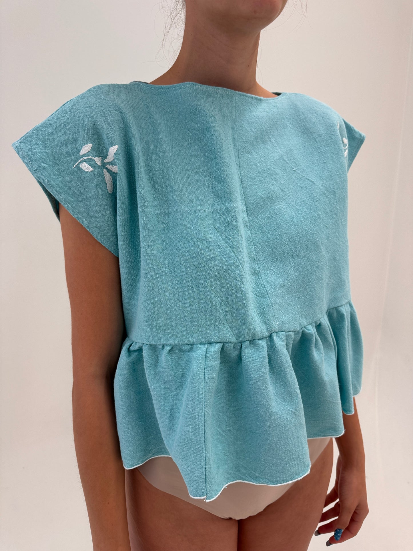 Set din pânză excepțională de in aqua blue cu broderie manuală superbă