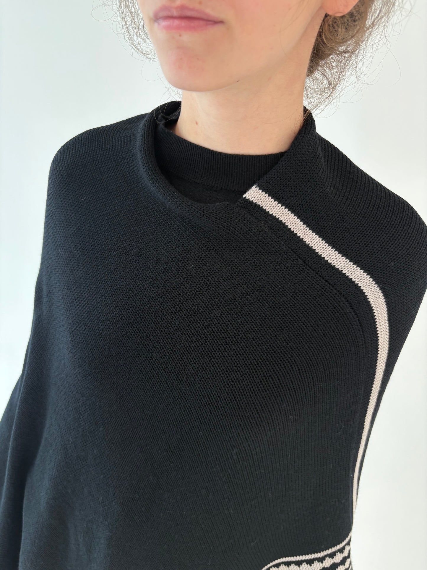 Capa de brand luxury Italian Krizia din tricot de lana extrafina