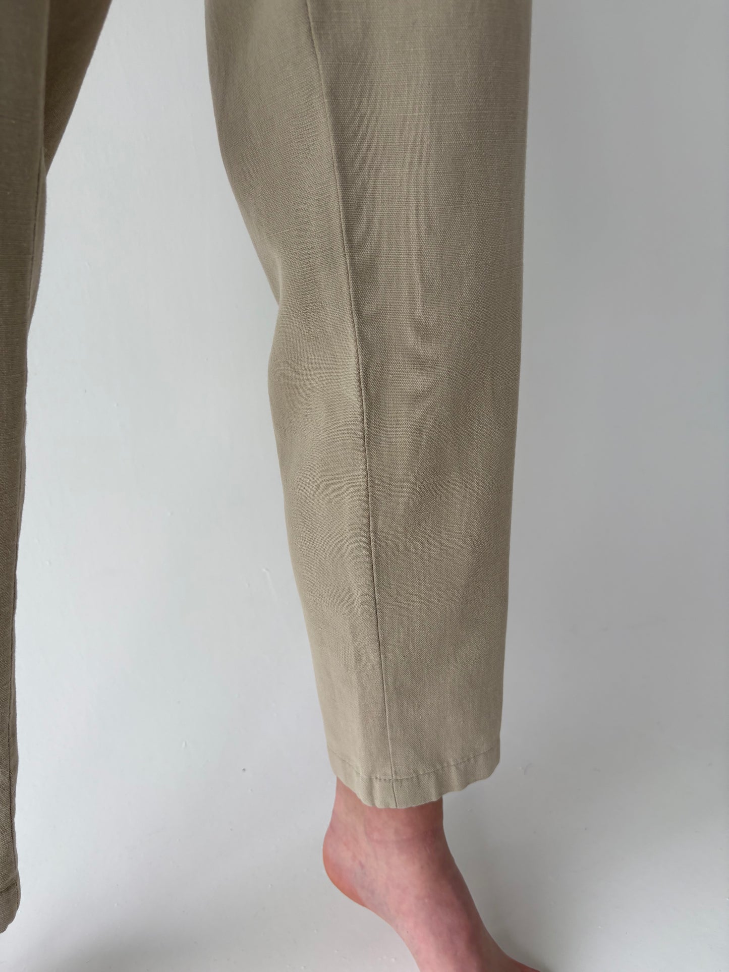 Pantaloni tall light nude din pânză de in cu pense