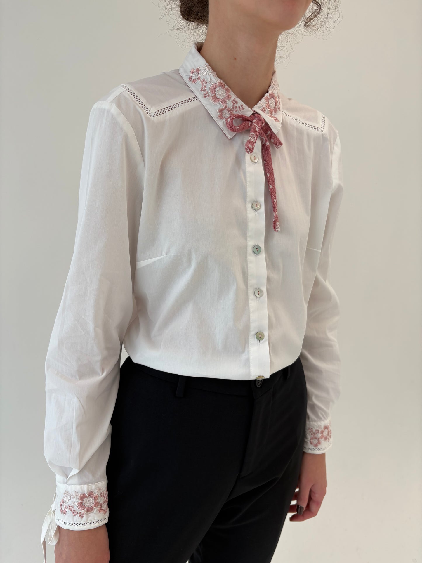 Cămașa vintage cu broderie și lucratura manuală excepțională