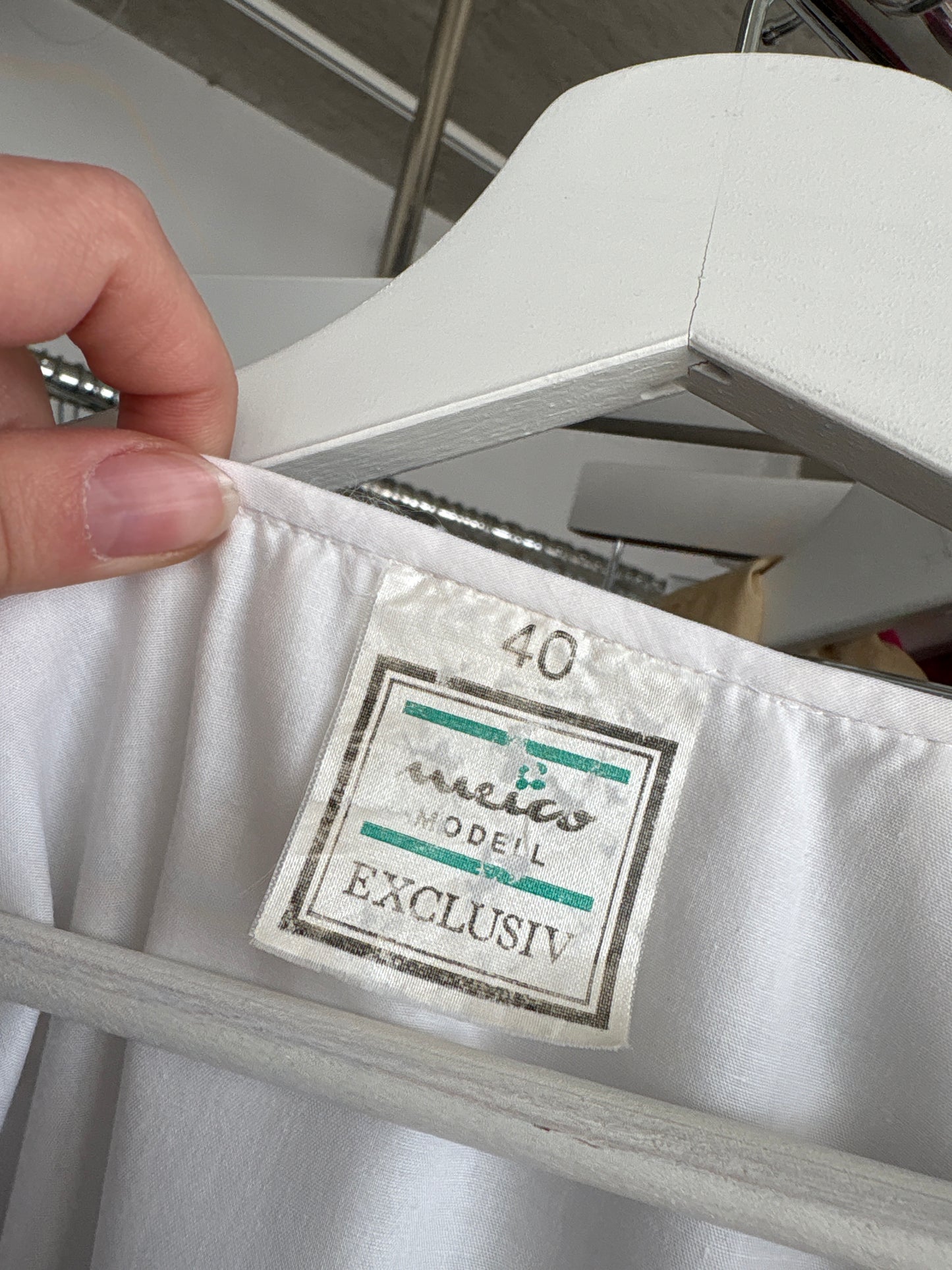 Cămașa vintage cu guler amplu și broderie anglaise superbă