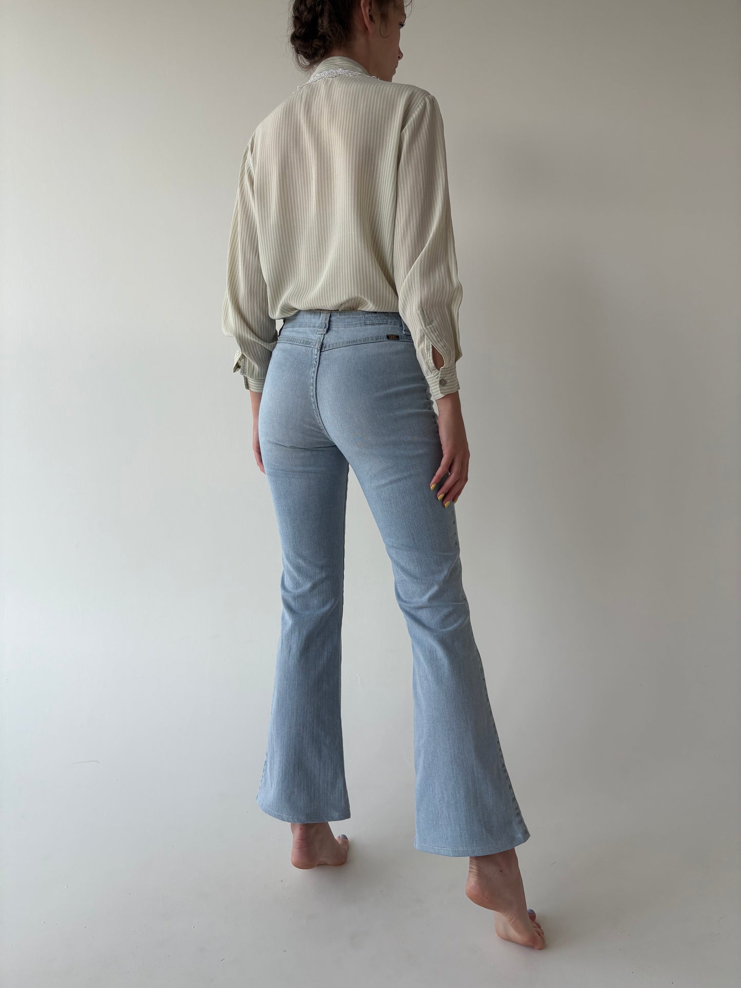 Jeans vintage evazați light wash ușor modelatori