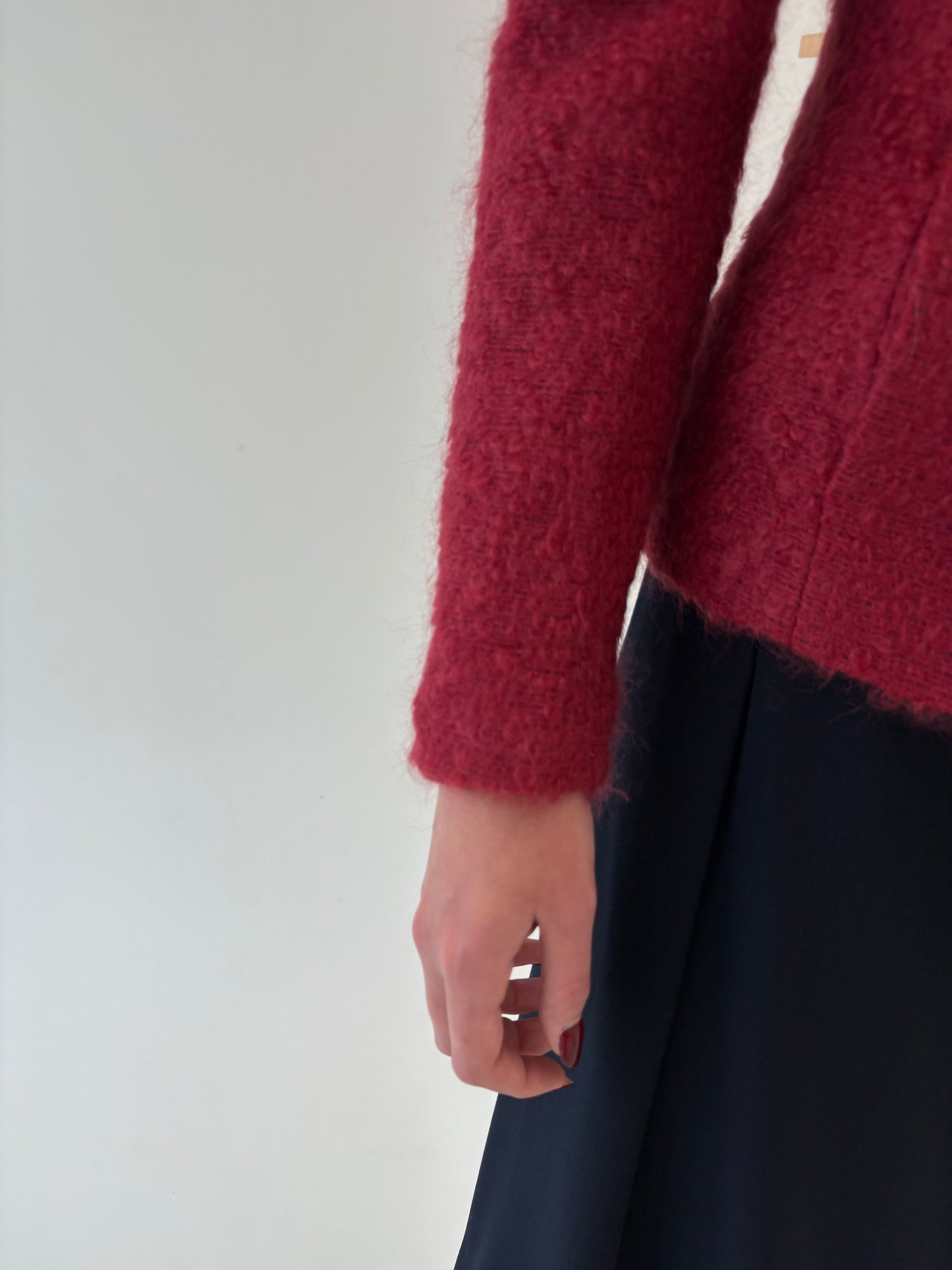 Sacou cambrat cherry red din boucle excepțional de mohair și lana