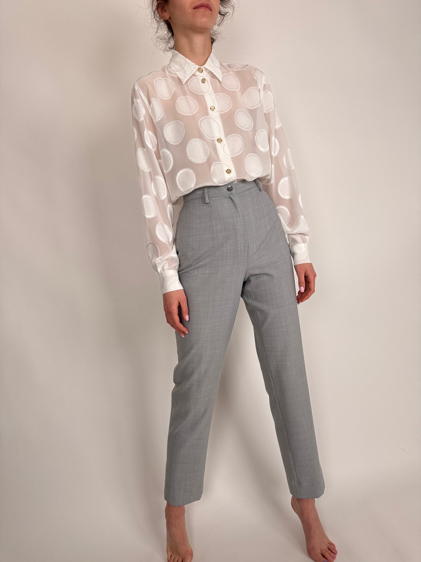 Costum light gray în croi minimalist