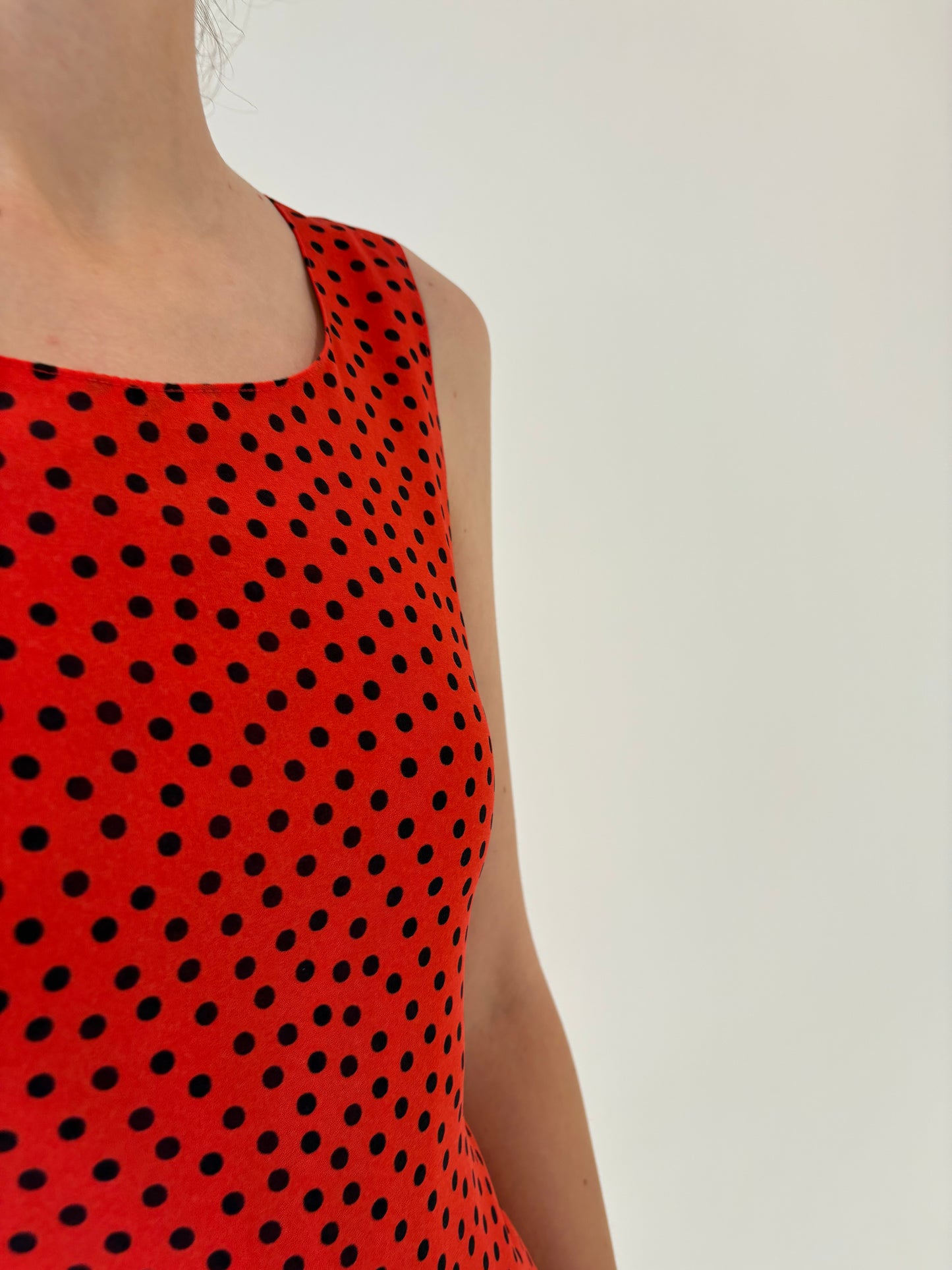 Rochie maxi vintage coral red cu buline în croi minimalist