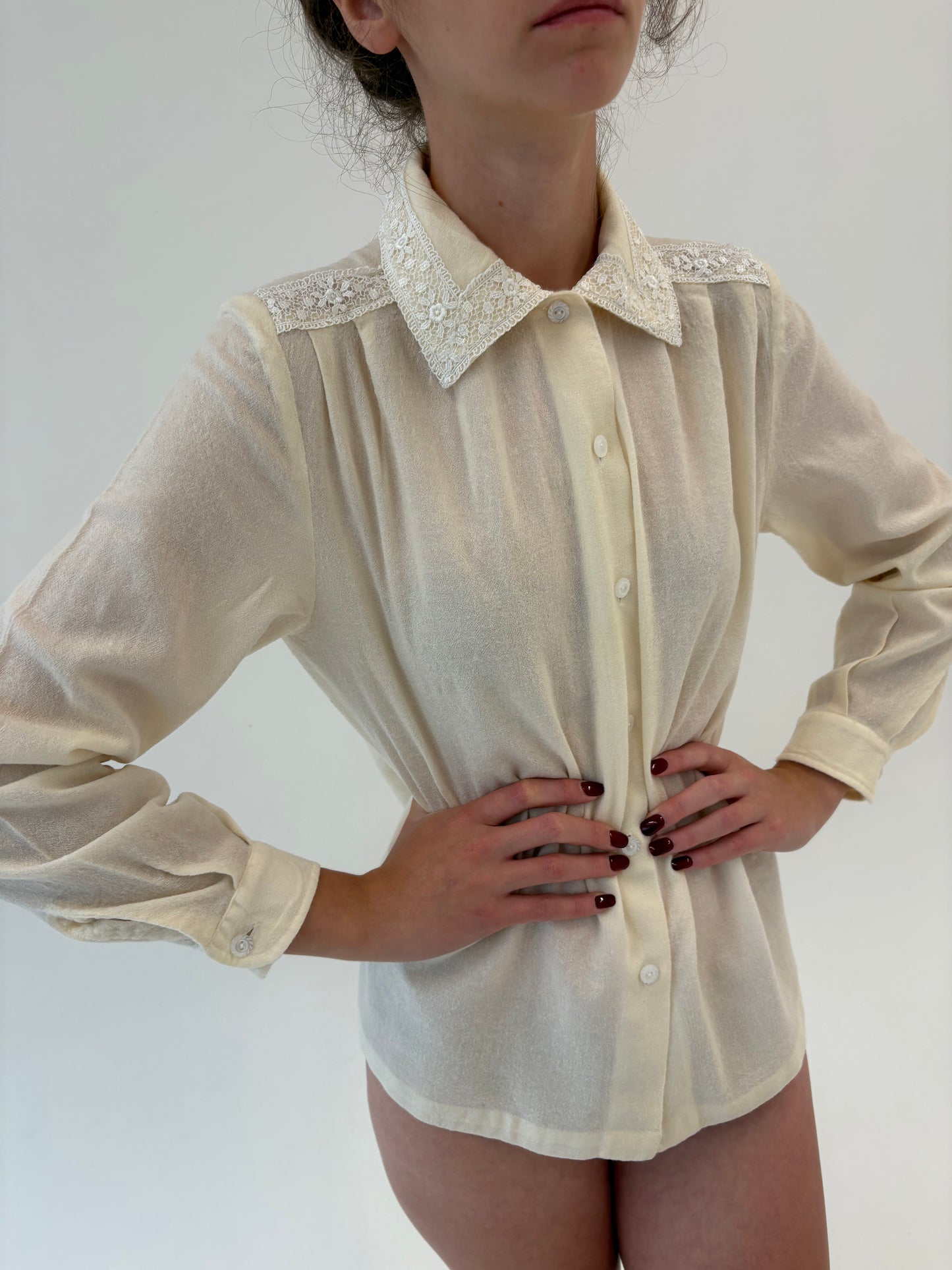 Cămașa vintage butter white din lana extrafina cu aplicații din dantelă macrame