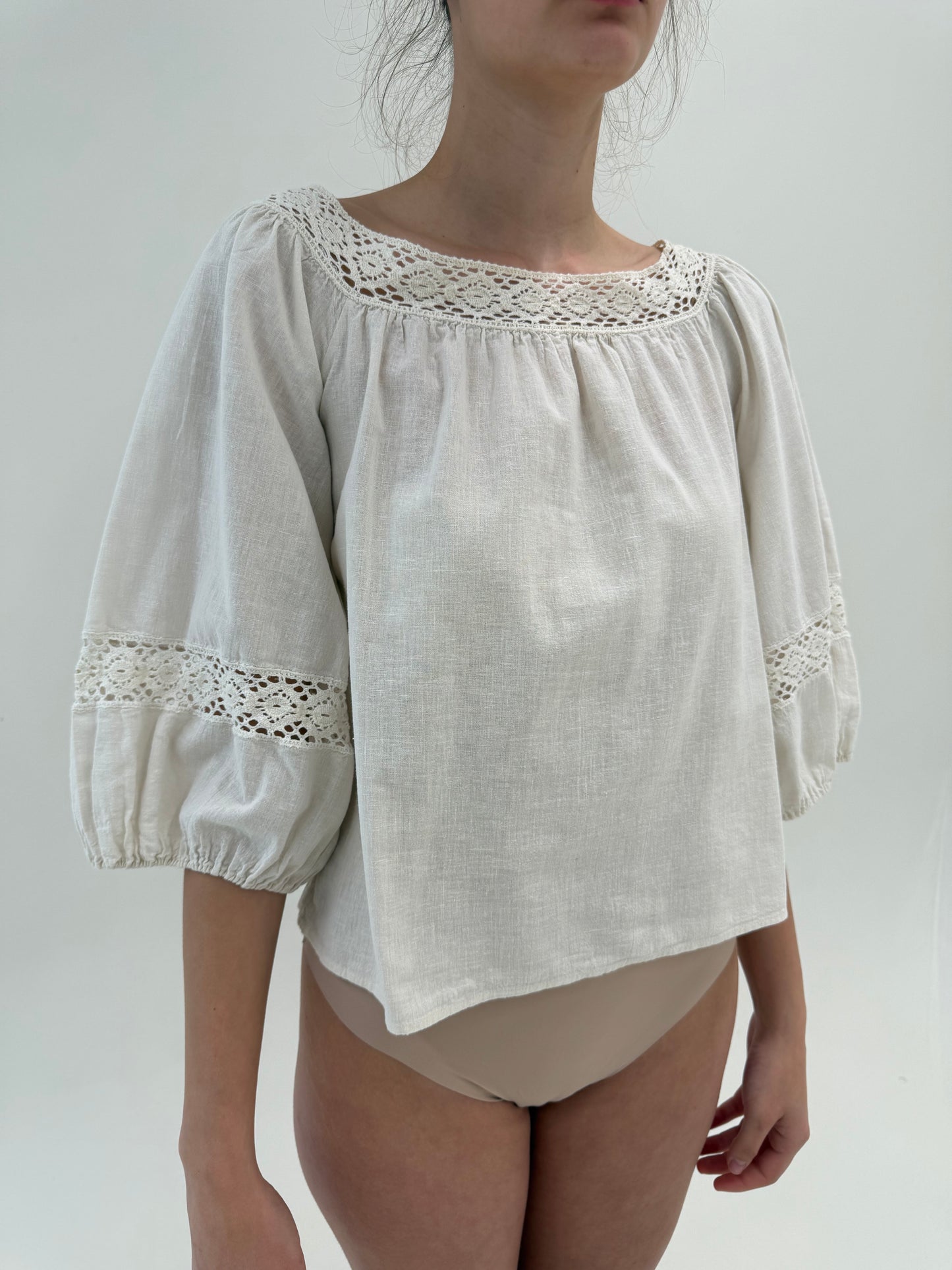 Tunica light nude din pânză de in cu macrame lucrat manual și mâneci bufante