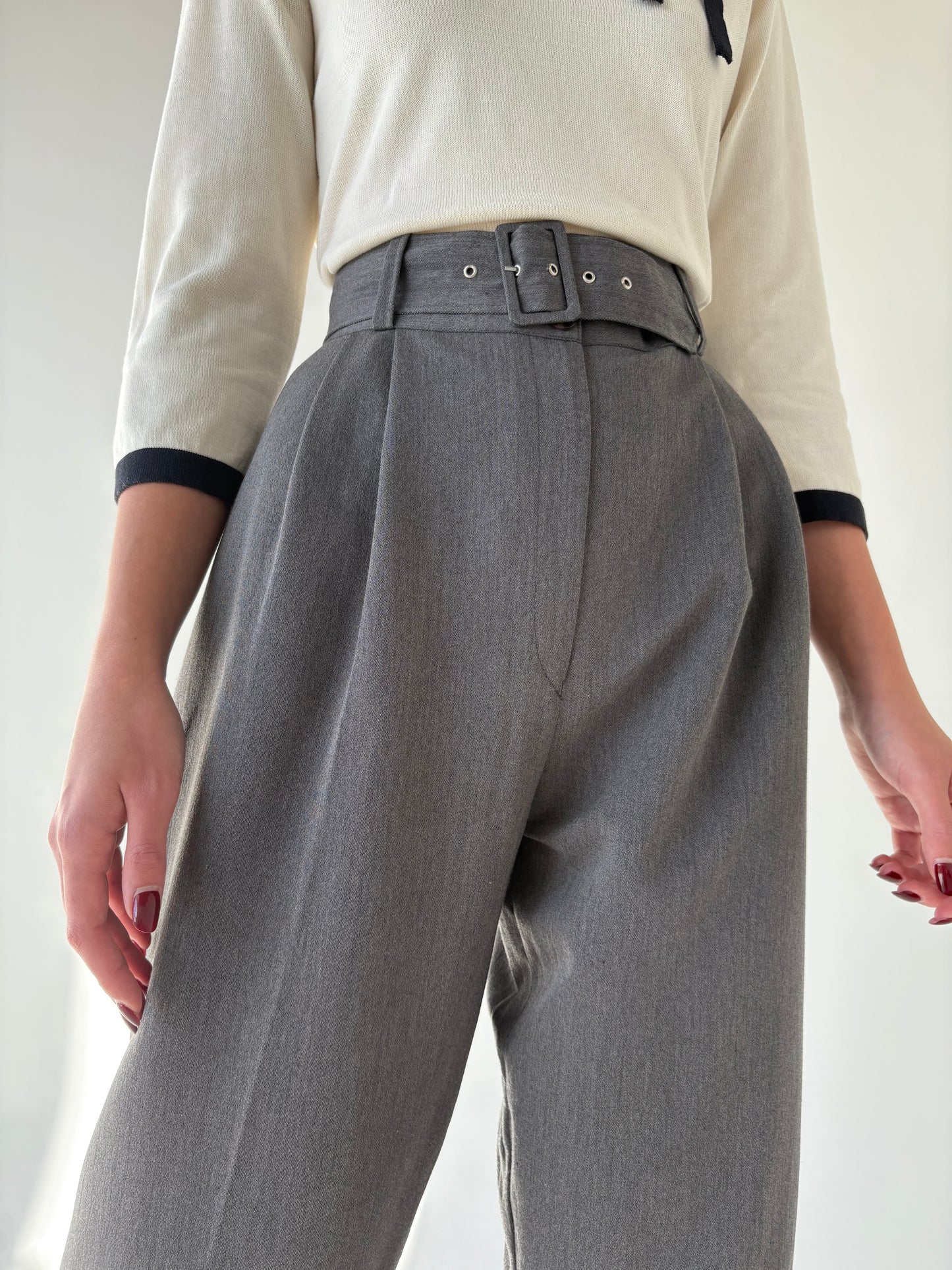 Pantaloni cu talie ultra ultra înaltă și curea din stofita cu pense adânci