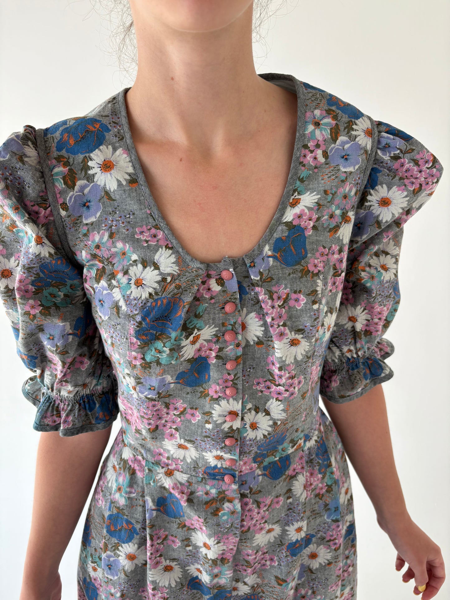 Rochie vintage din pânză cu corsaj și lucrătură manuală