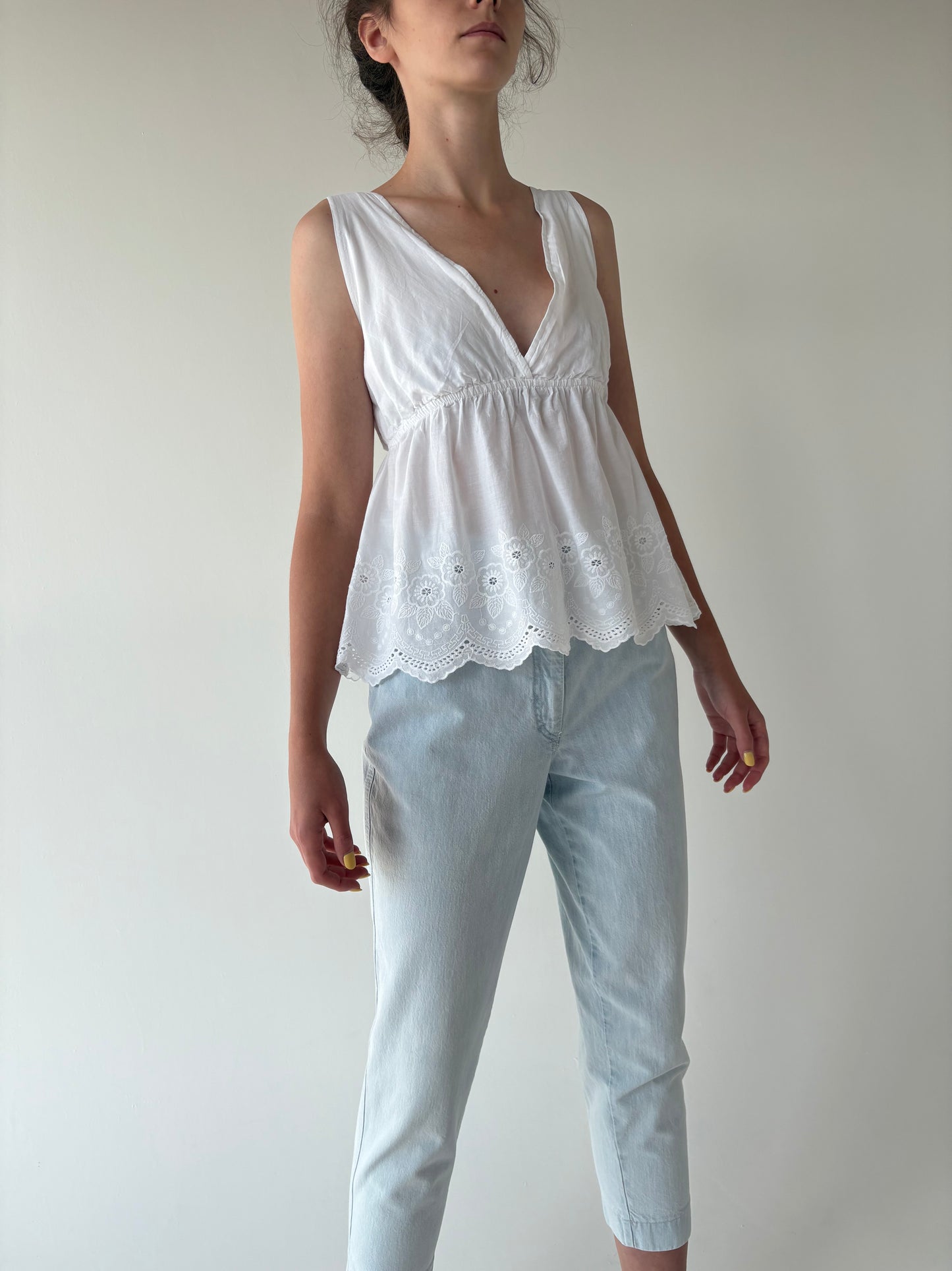 Top peplum cu talie ultra înaltă marcată și broderie anglaise