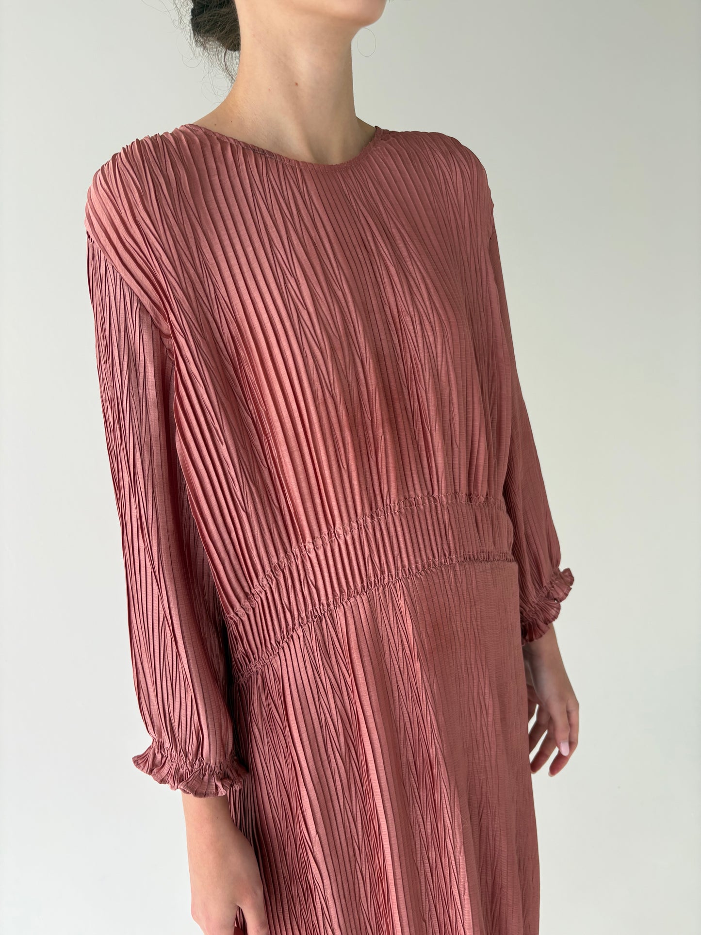 Rochie texturată Old dusty pink cu talie ușor marcată