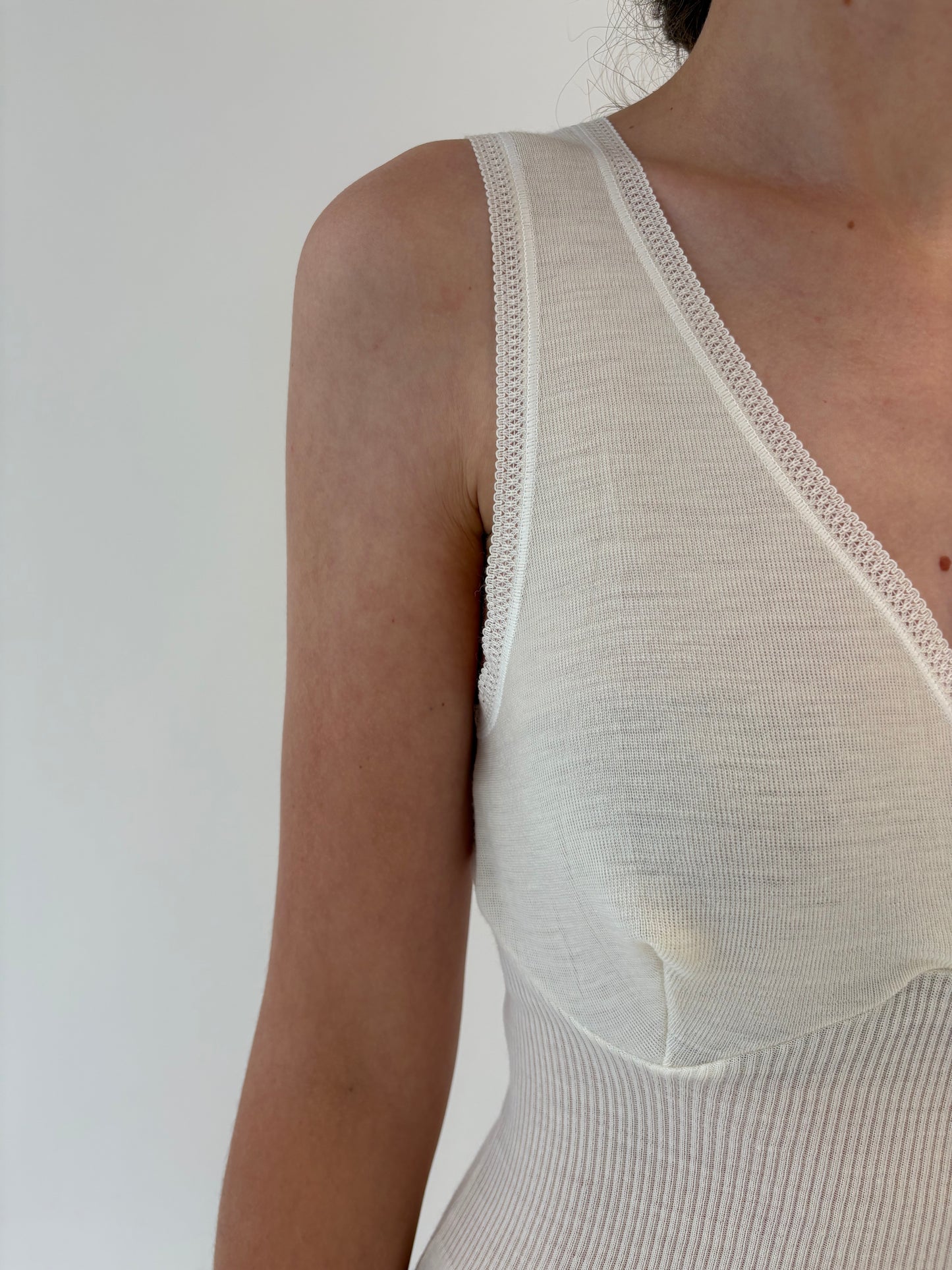 Top cambrat butter white din lana extrafina în croi lung