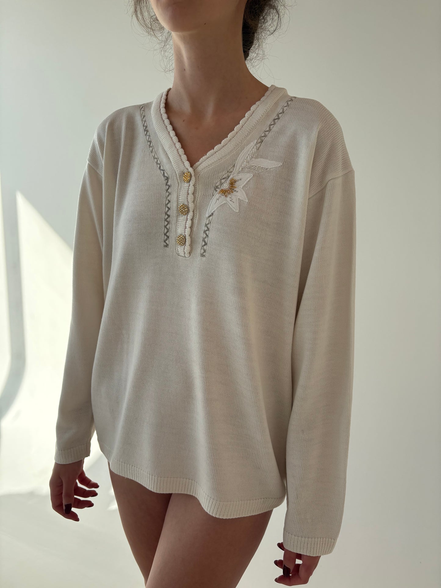Puloveras vintage butter white cu aplicații delicate din mix de lana
