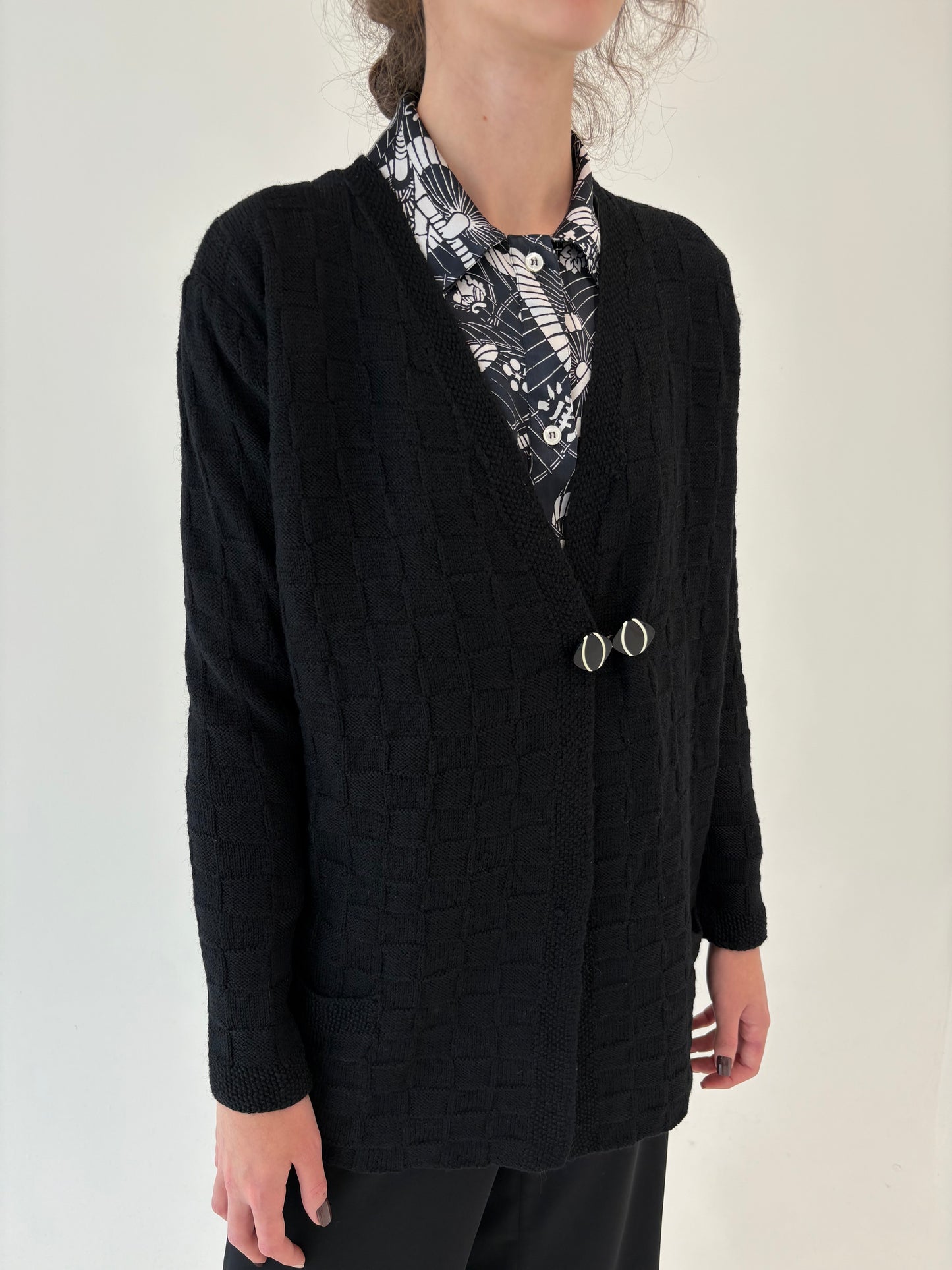 Cardigan negru din lana extrafina plină cu închidere decorativă
