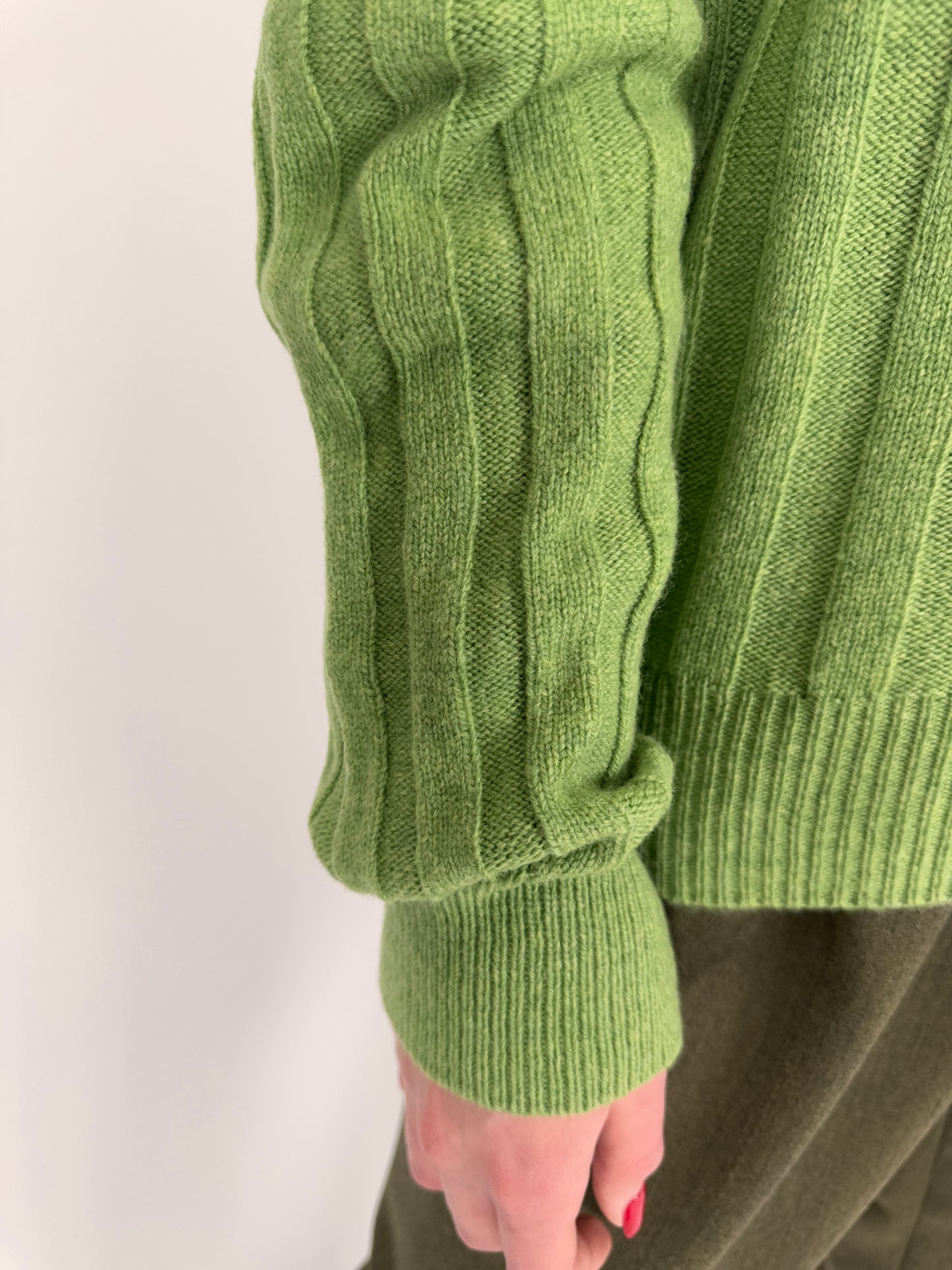 Pulover iatlain avocado green din lana extrafina de gramaj mare
