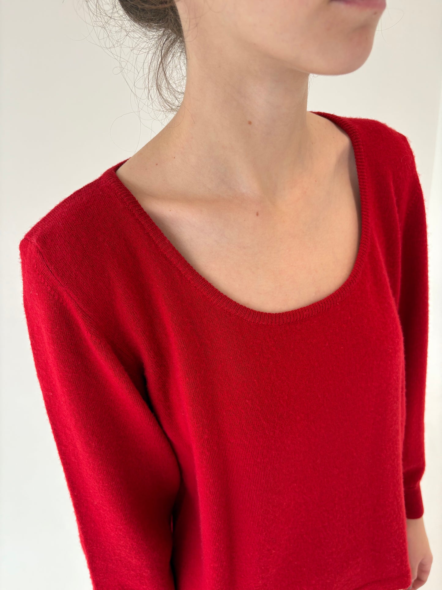 Pulover cherry red cu decolteu pătrat din lana merino extrafina
