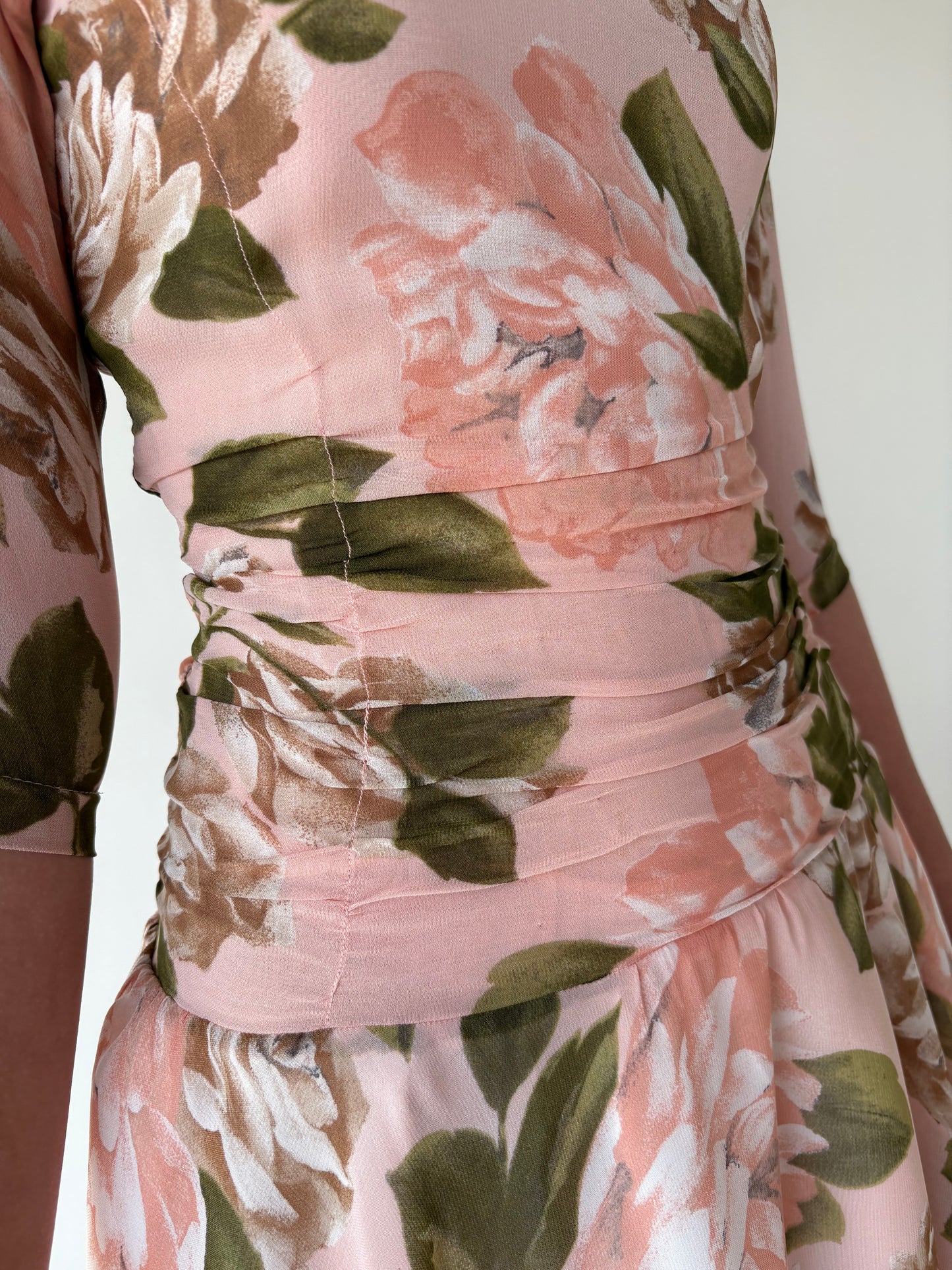 Rochie vintage powder pink cu talie ultra marcată și print superb floral