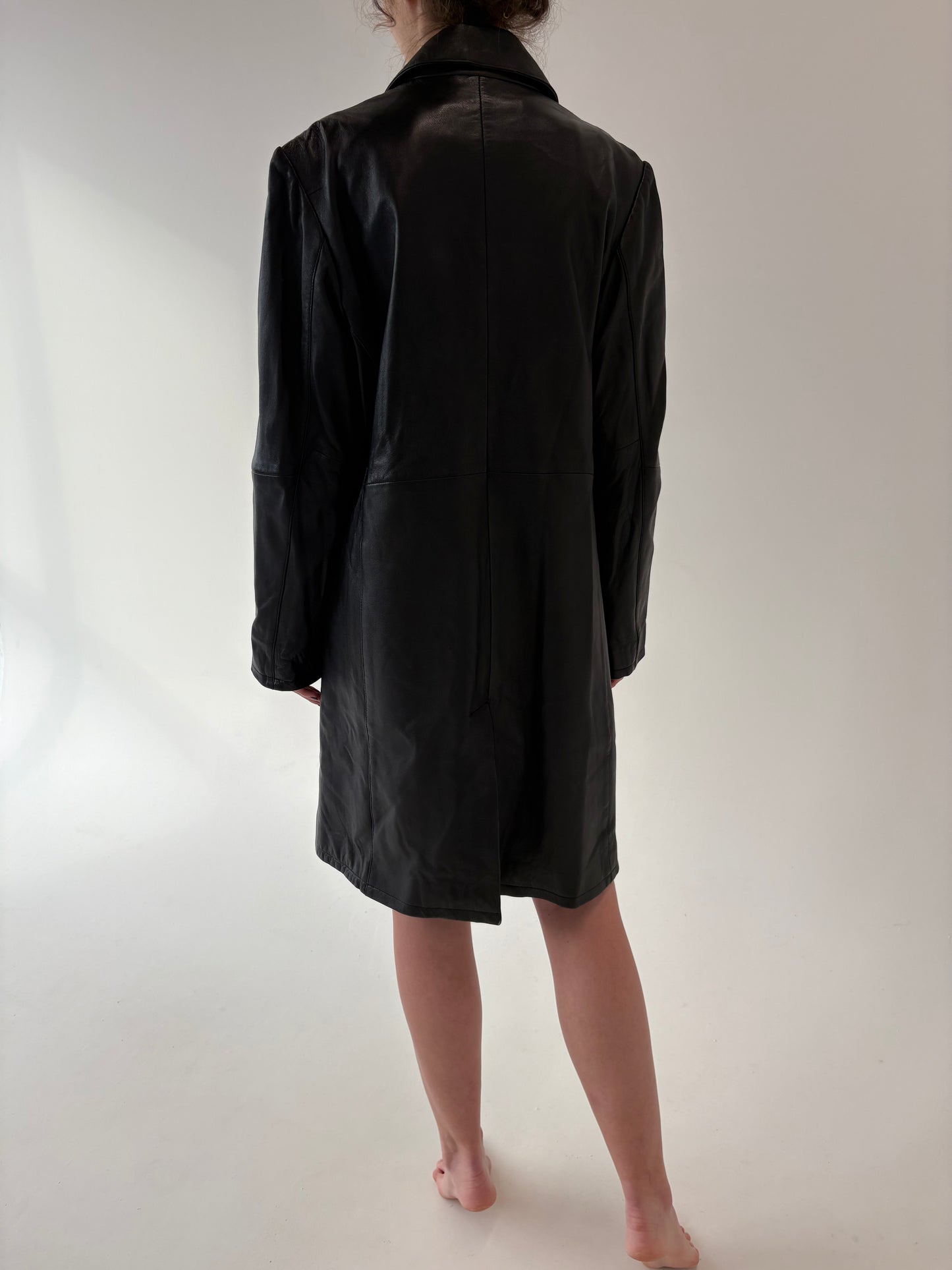 Trench tall negru în croi ușor cambrat din piele naturală moale