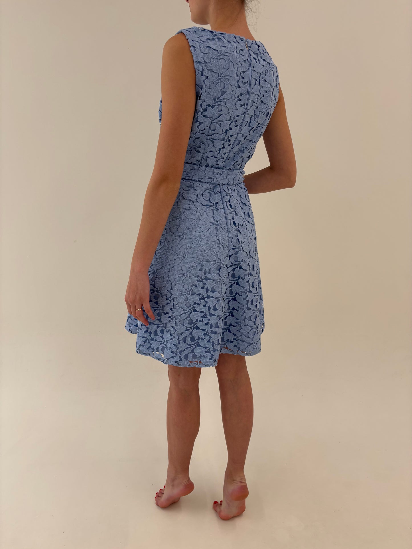 Rochie Hugo Boss baby blue din dantelă guipure cu talie marcată