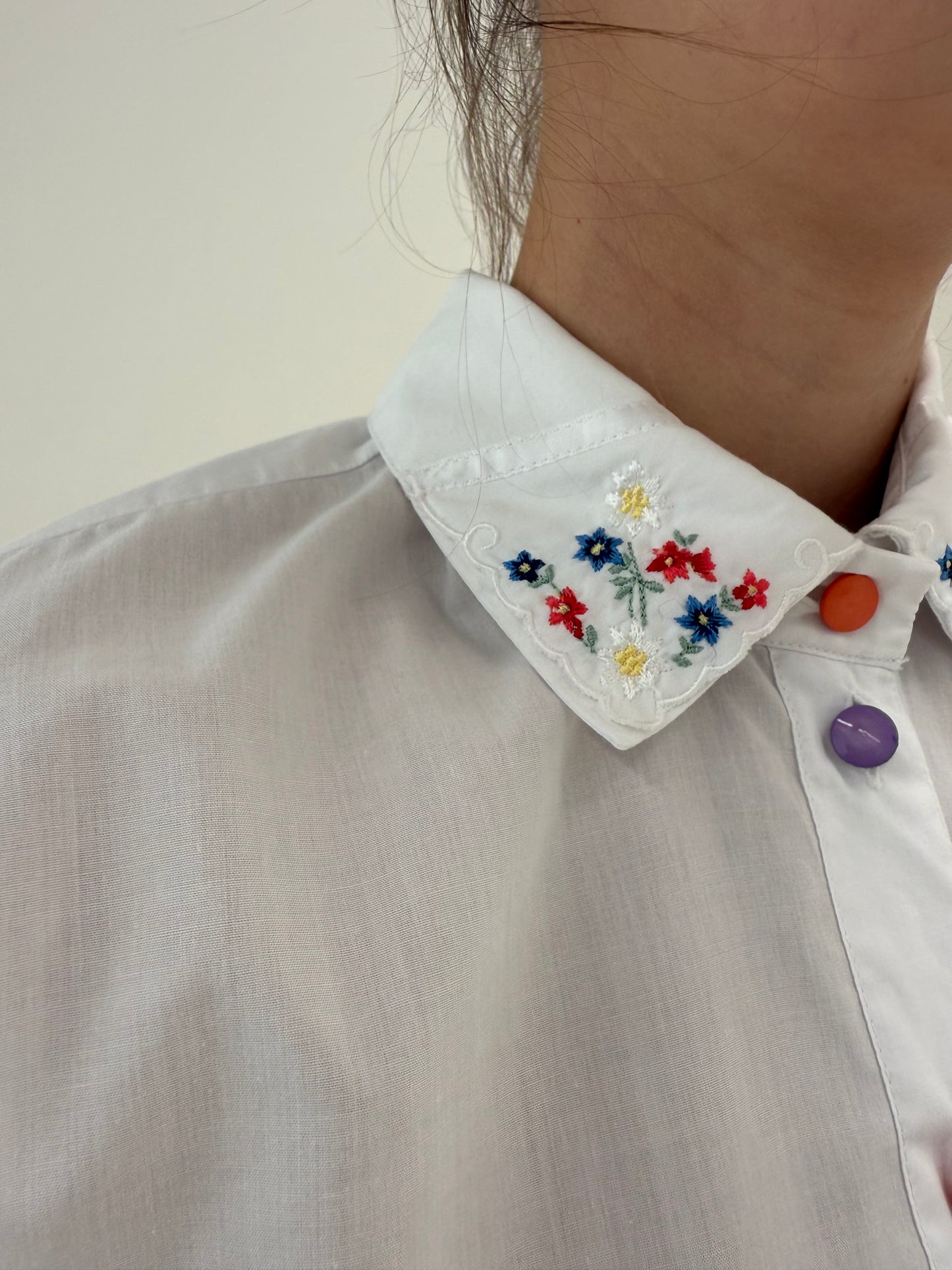 Camasa din bumbac cu umeri bufanți, broderie și nasturi colorați