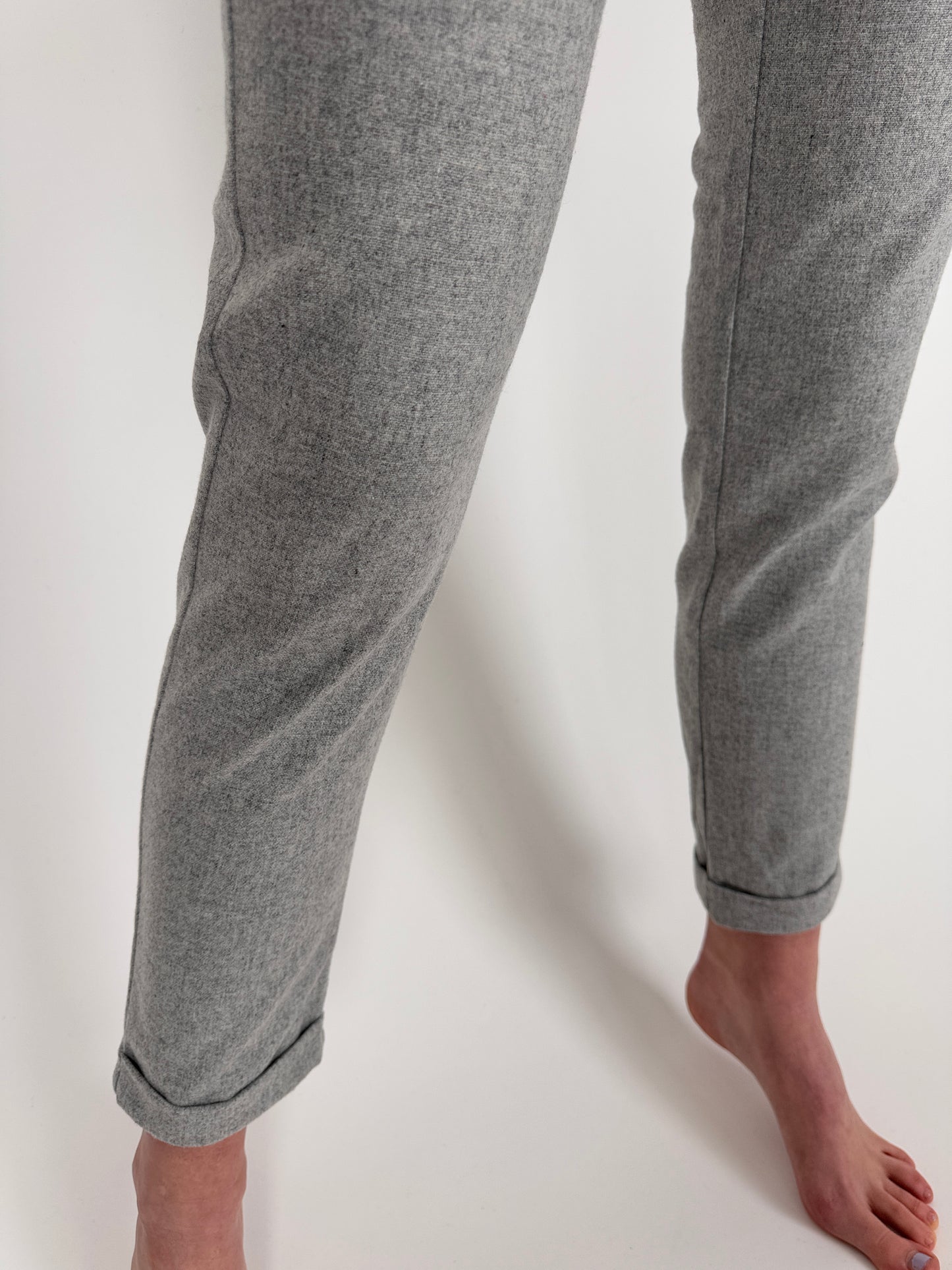 Pantaloni cloud gray din lana extrafina cu influențe sport