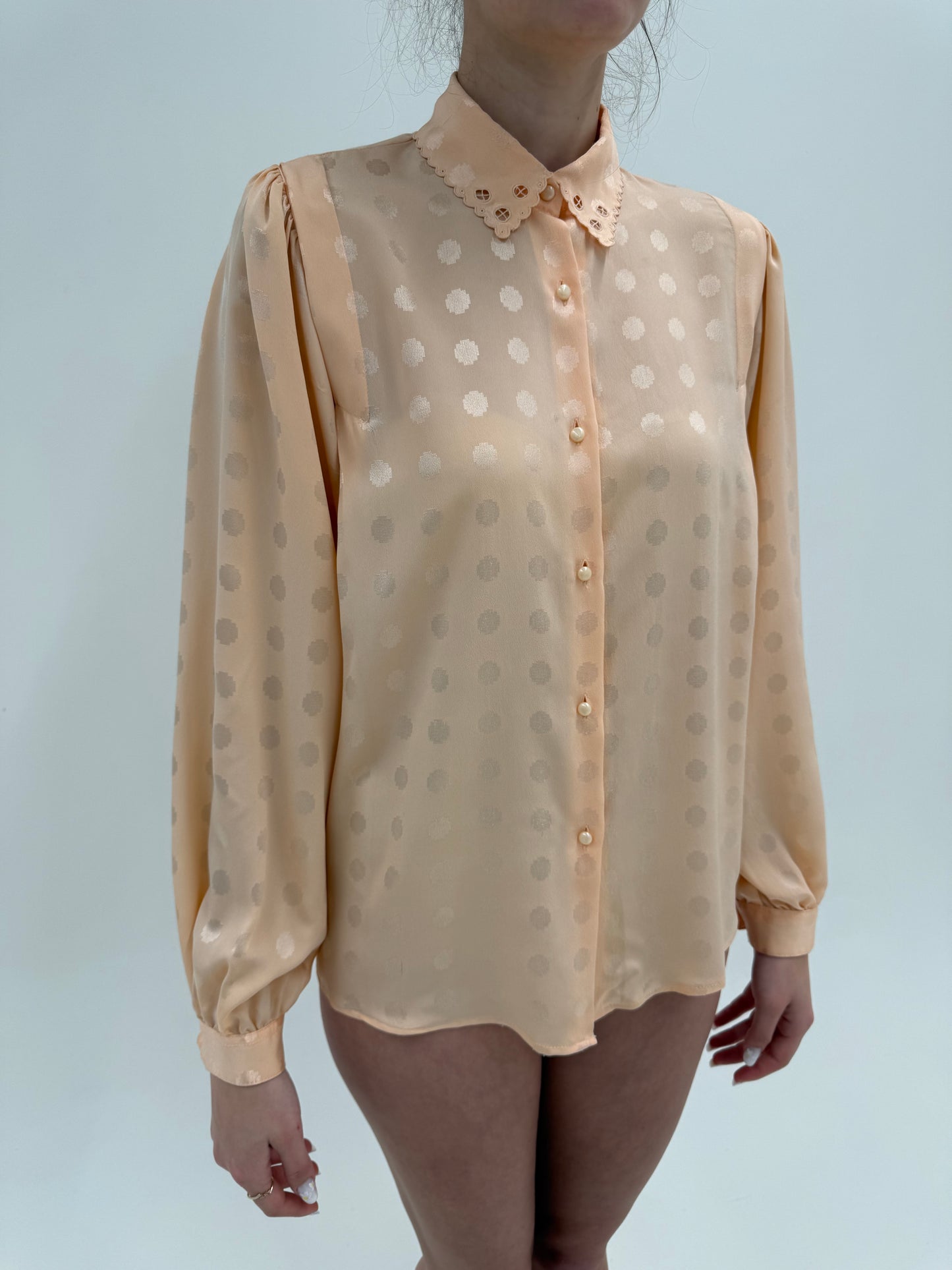Cămașa light peach din mătase naturală texturată cu buline în croi chic