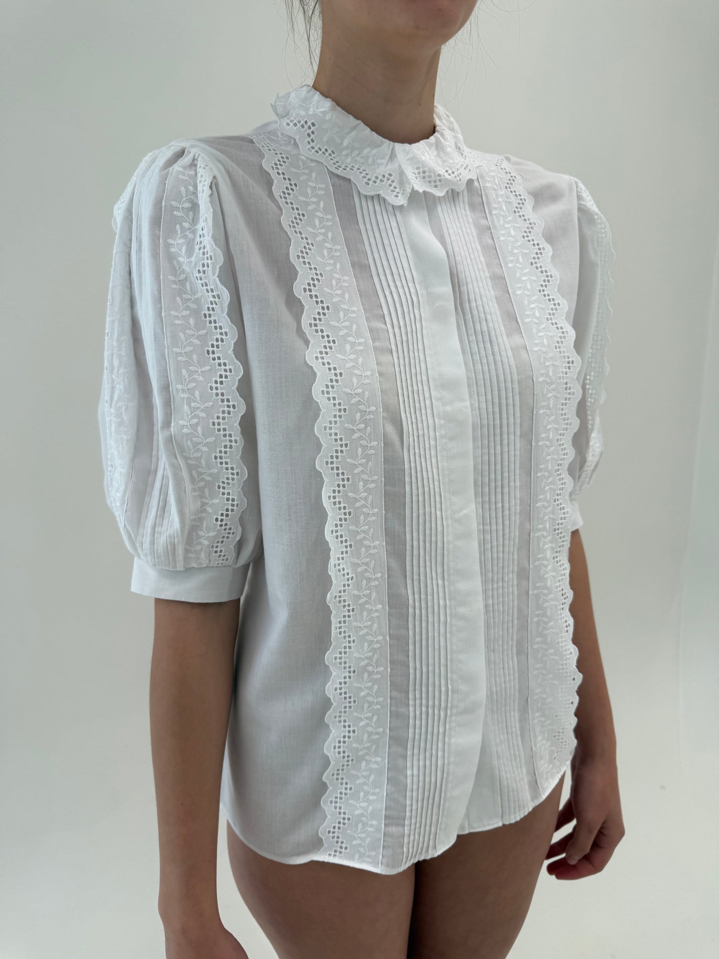 Cămașa vintage cu inserții de dantelă și broderie anglaise din panzica de bumbac
