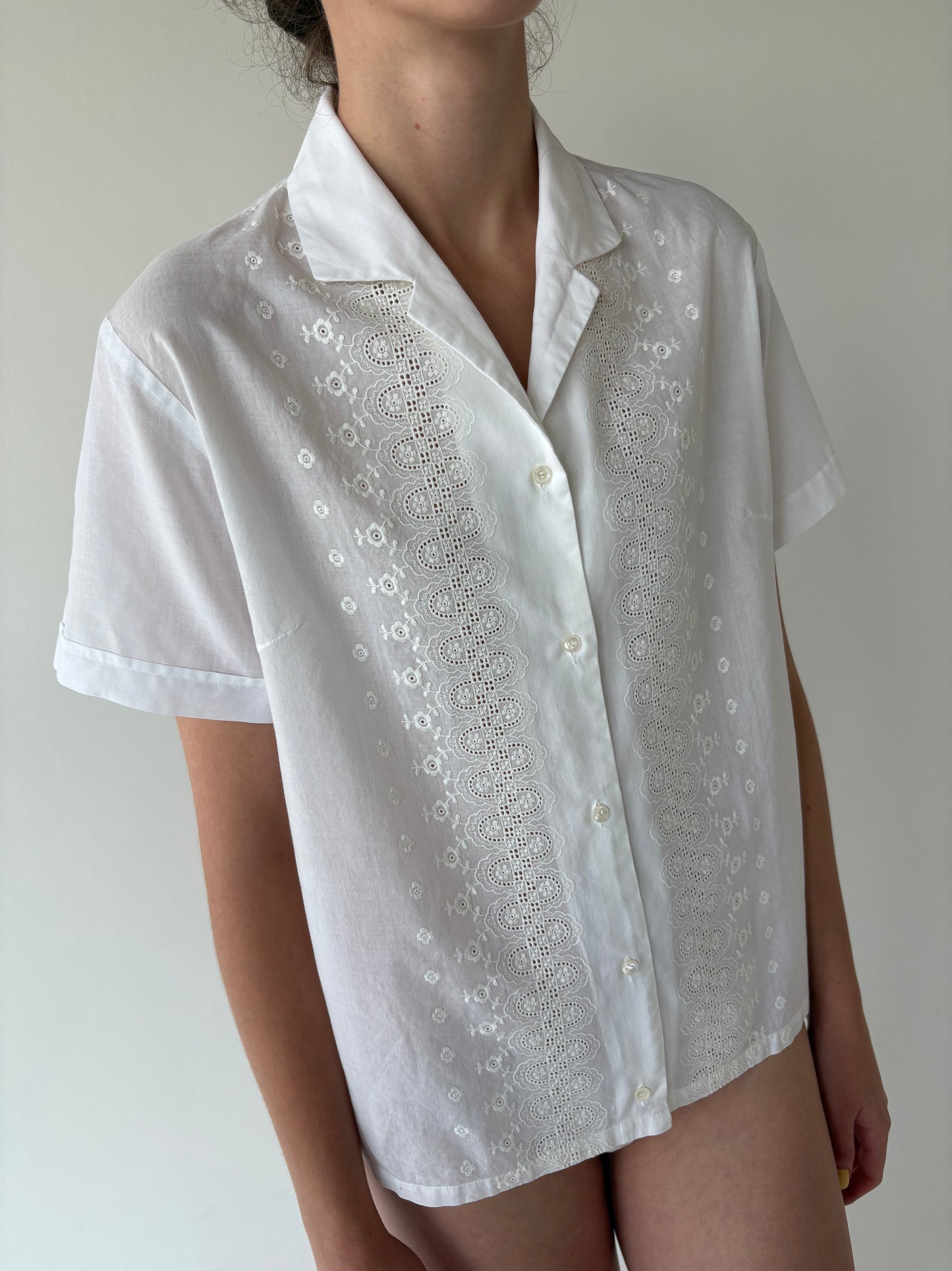 Camasa exceptionala din bumbac satinat cu broderie delicată superbă
