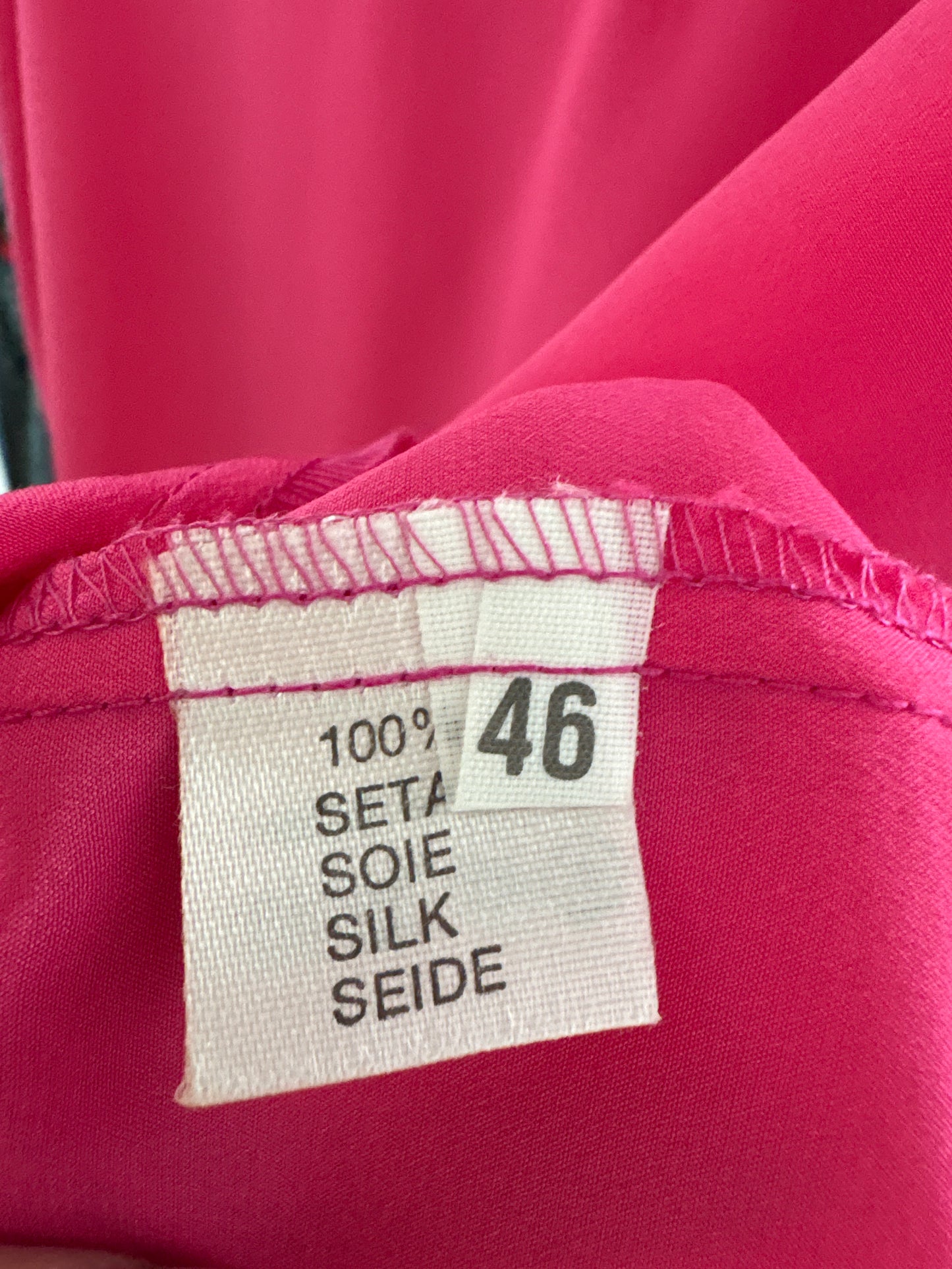Top Barbie Pink din mătase naturală în croi minimalist