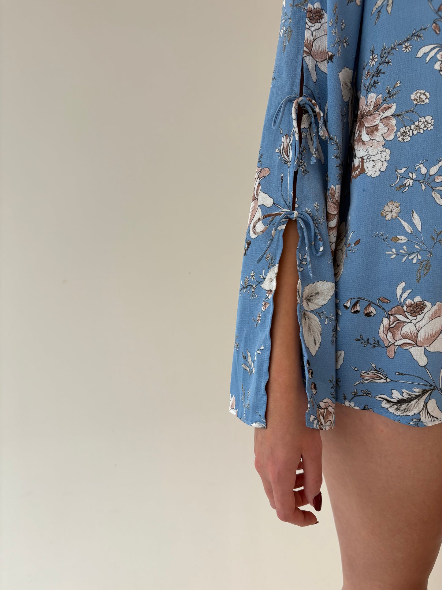 Top albastru ciel ușor satinat cu mâneci evazate și print floral