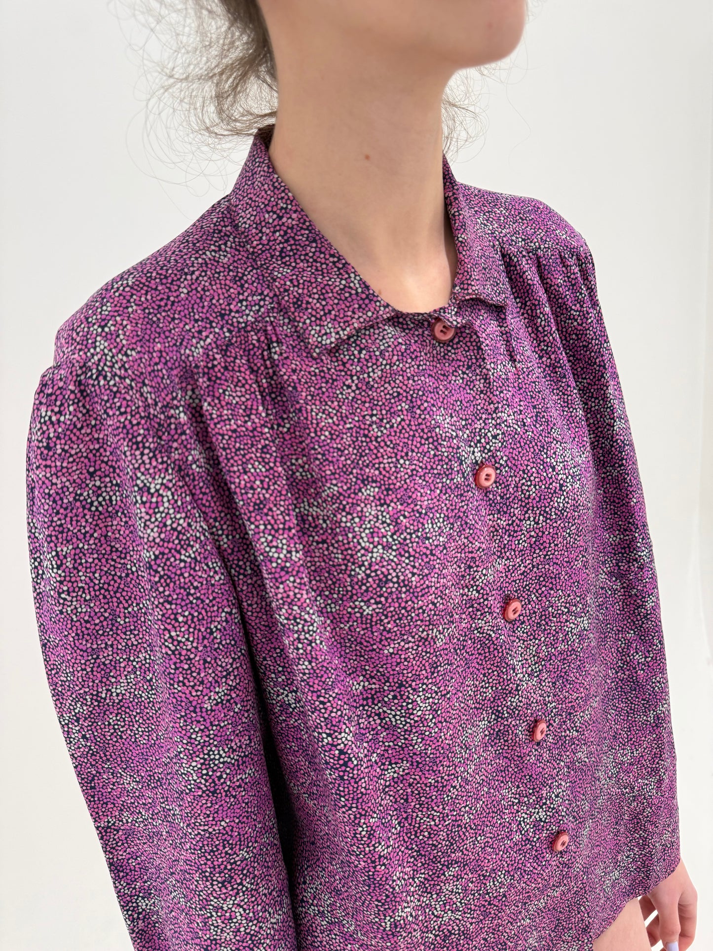 Cămașa vintage din mix de mătase natural in croi amplu și mâneci ușor bufante