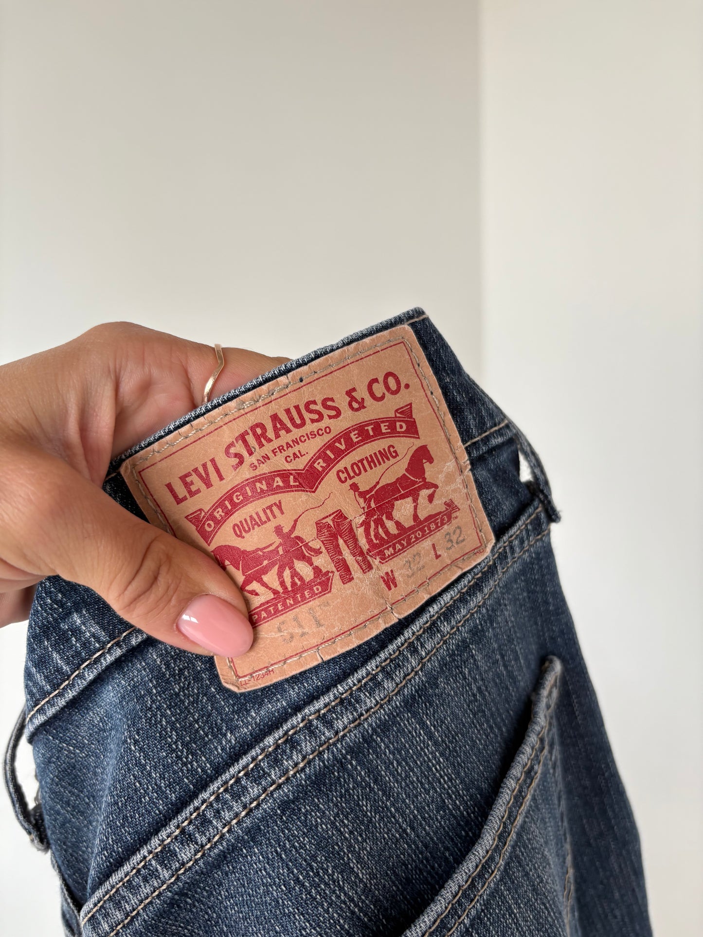 Jeans vintage Levi’s anii 2000 model 511 ușor modelatori