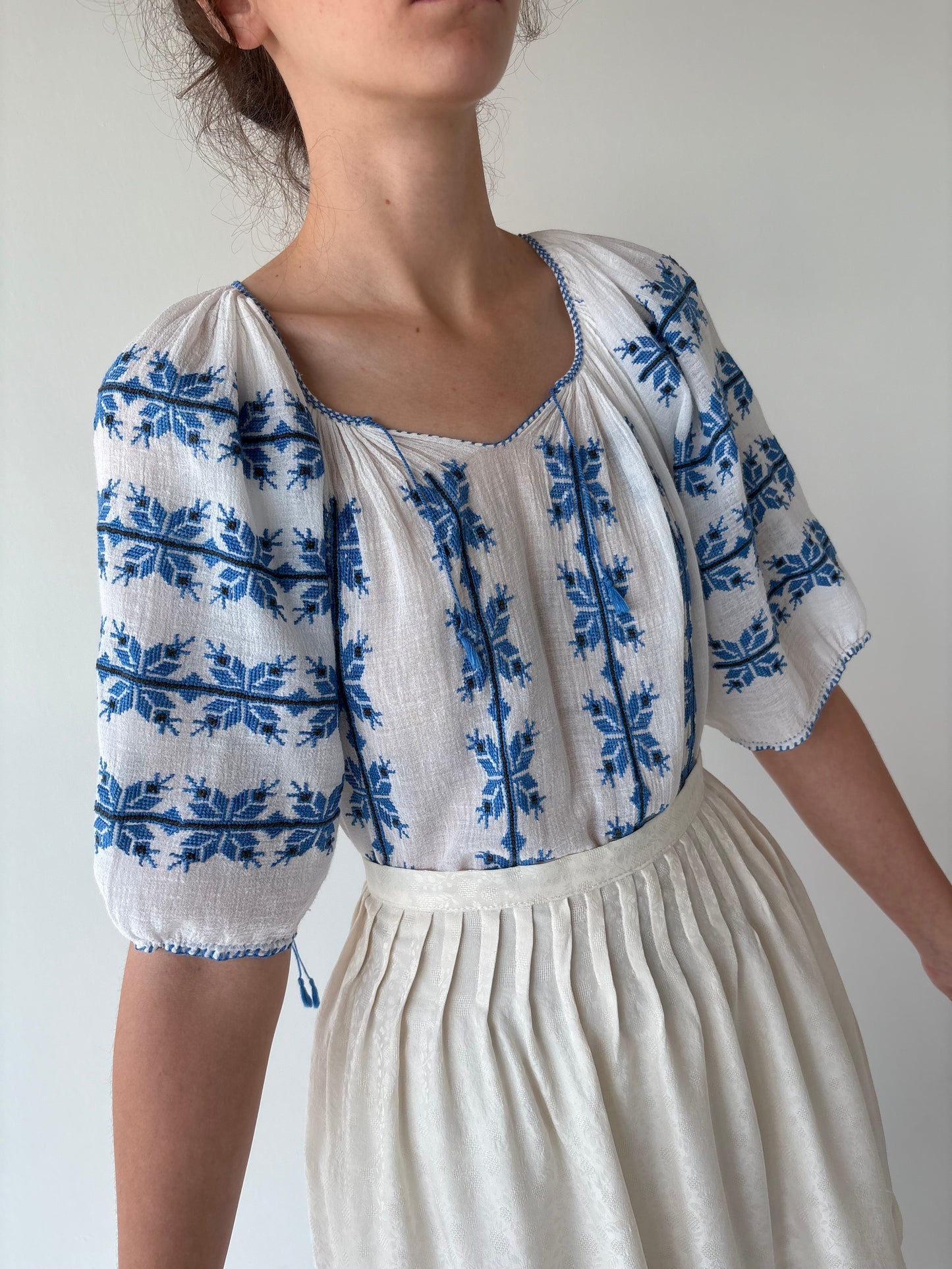 Top excepțional din pânză moale cu broderie manuală delicată