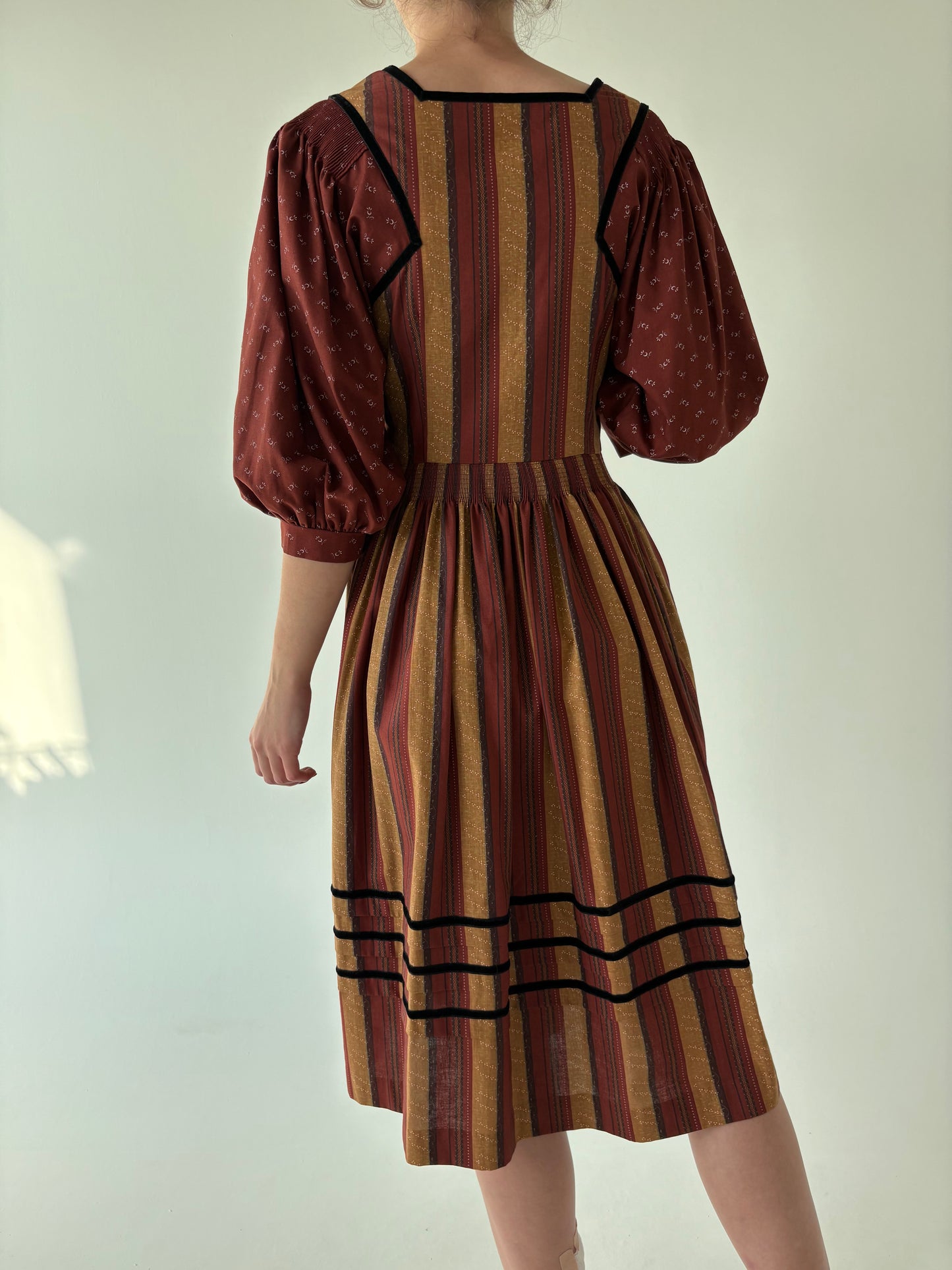Rochie vintage cu corsaj în nuanțe superbe ciocolatii din mix de lanita