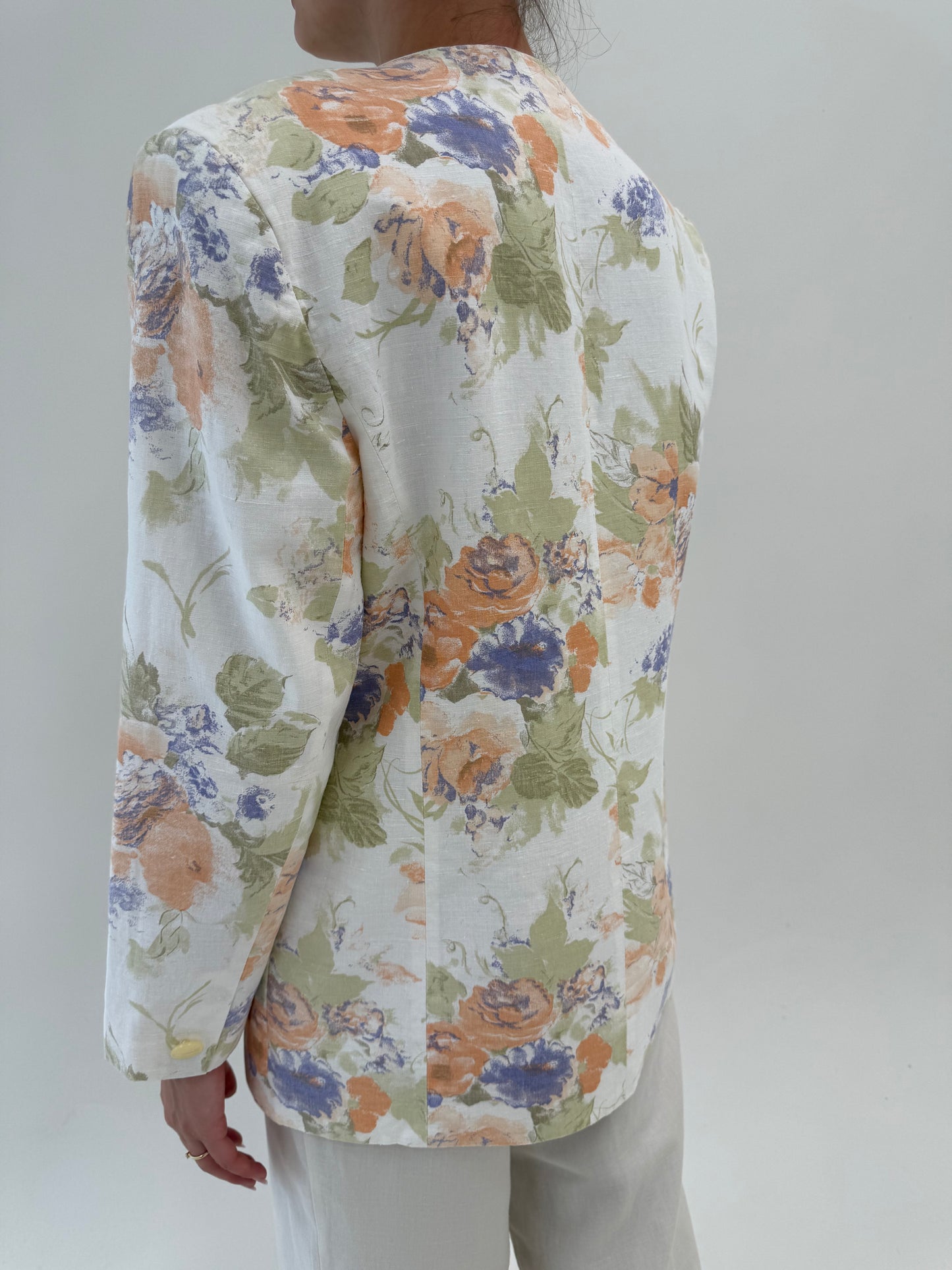Sacou din in cu print floral în culori pudrate cambrat cu închidere tip smoking