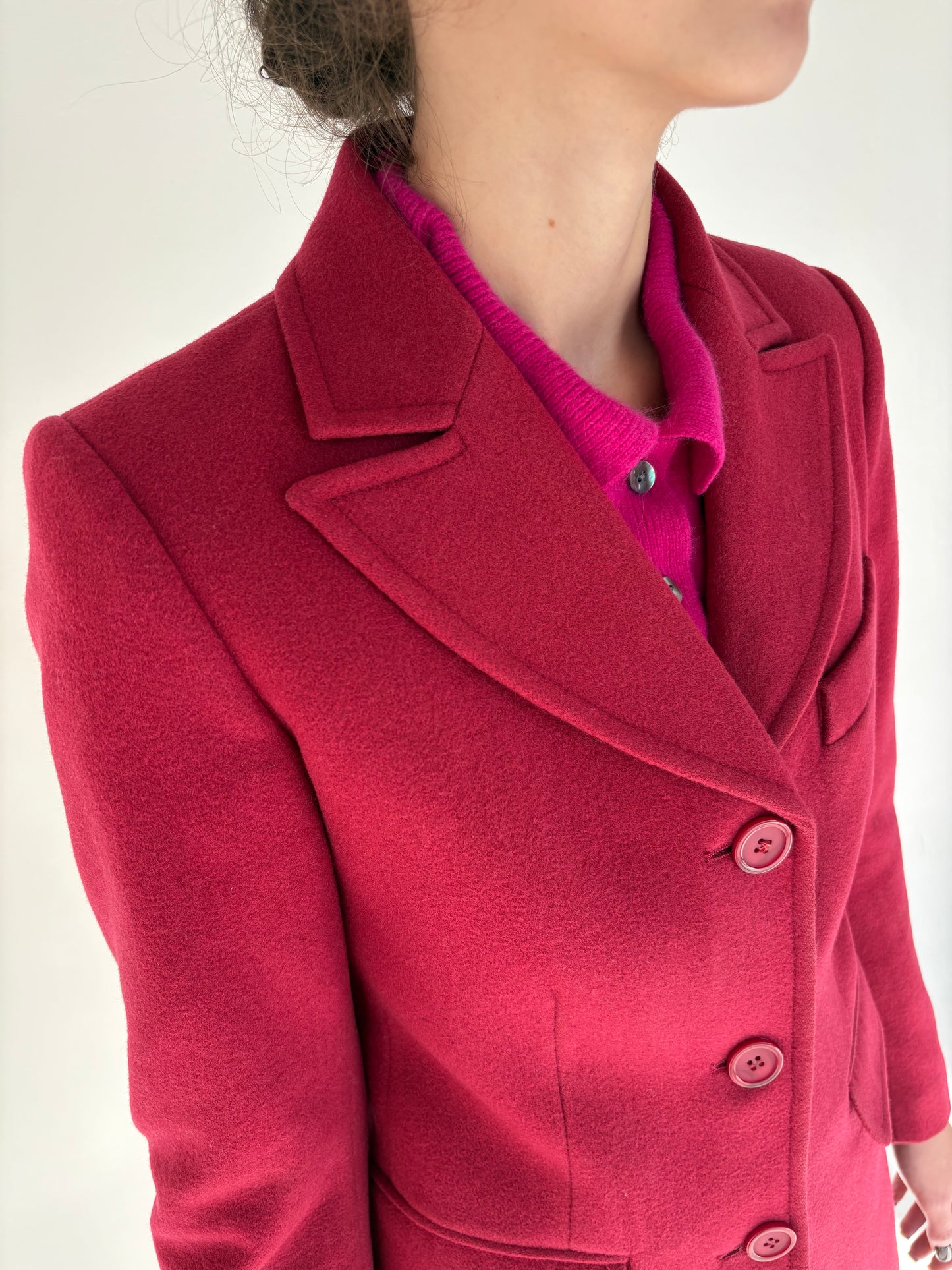 Palton rasberry red ușor cambrat cu revere late din lana extrafina