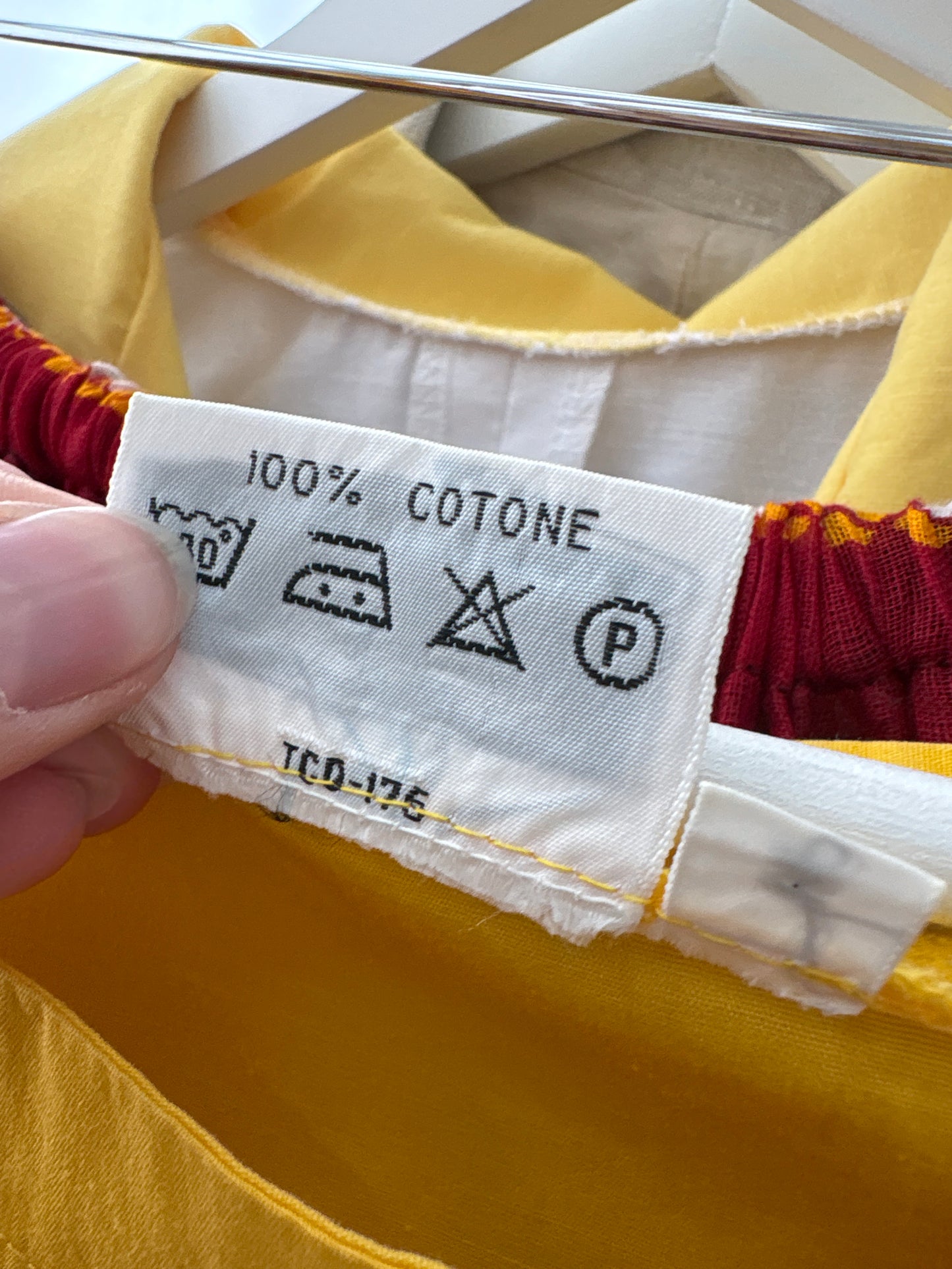 Top vintage din pânză de bumbac cu broderie delicată și decolteu bărcuță
