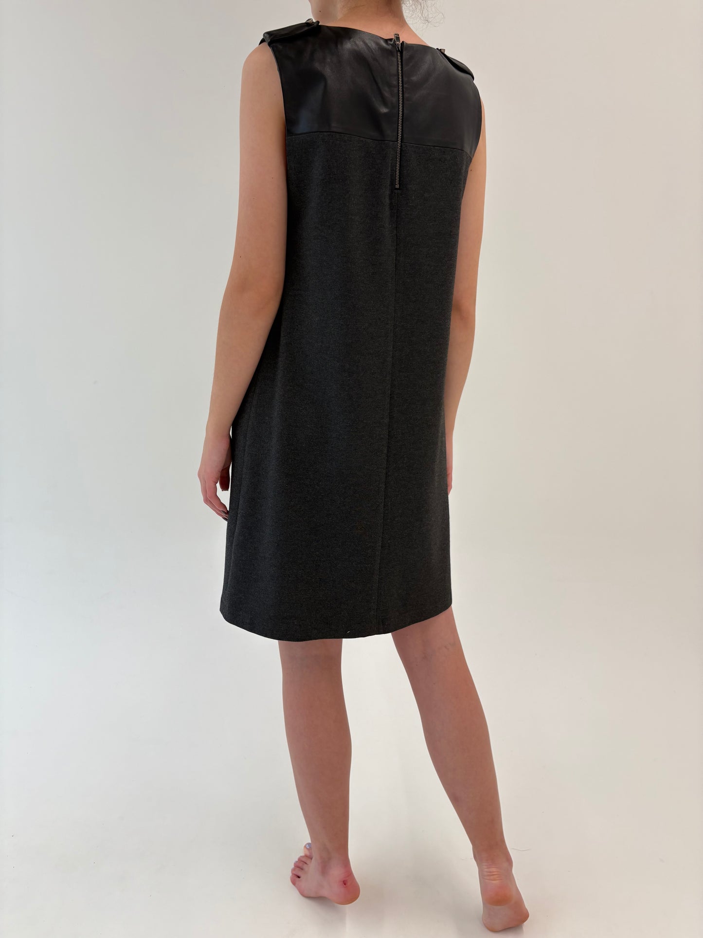 Rochie business de brand luxury Trussardi în croi minimalist