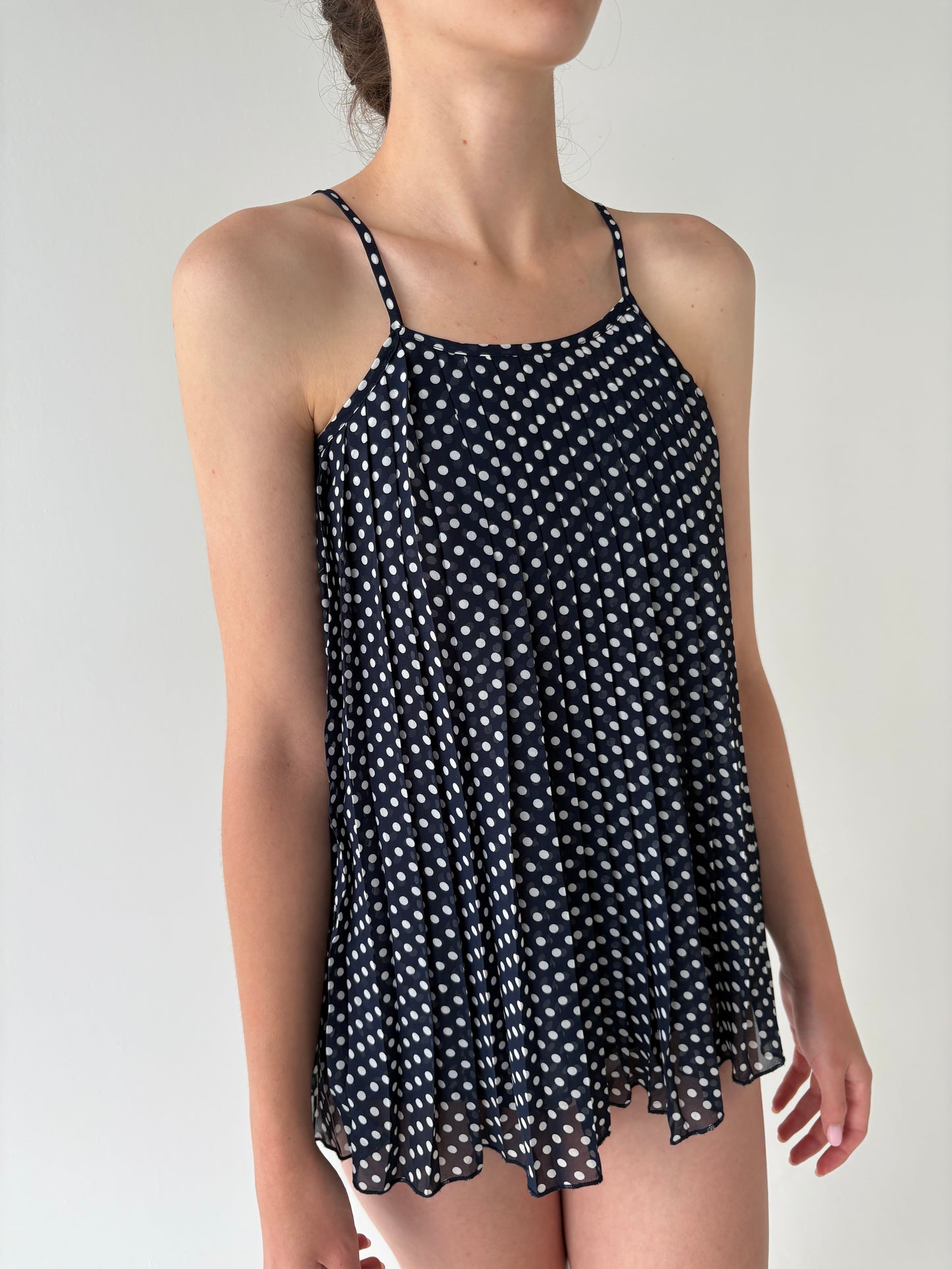 Top petite Navy cu buline si pliseuri