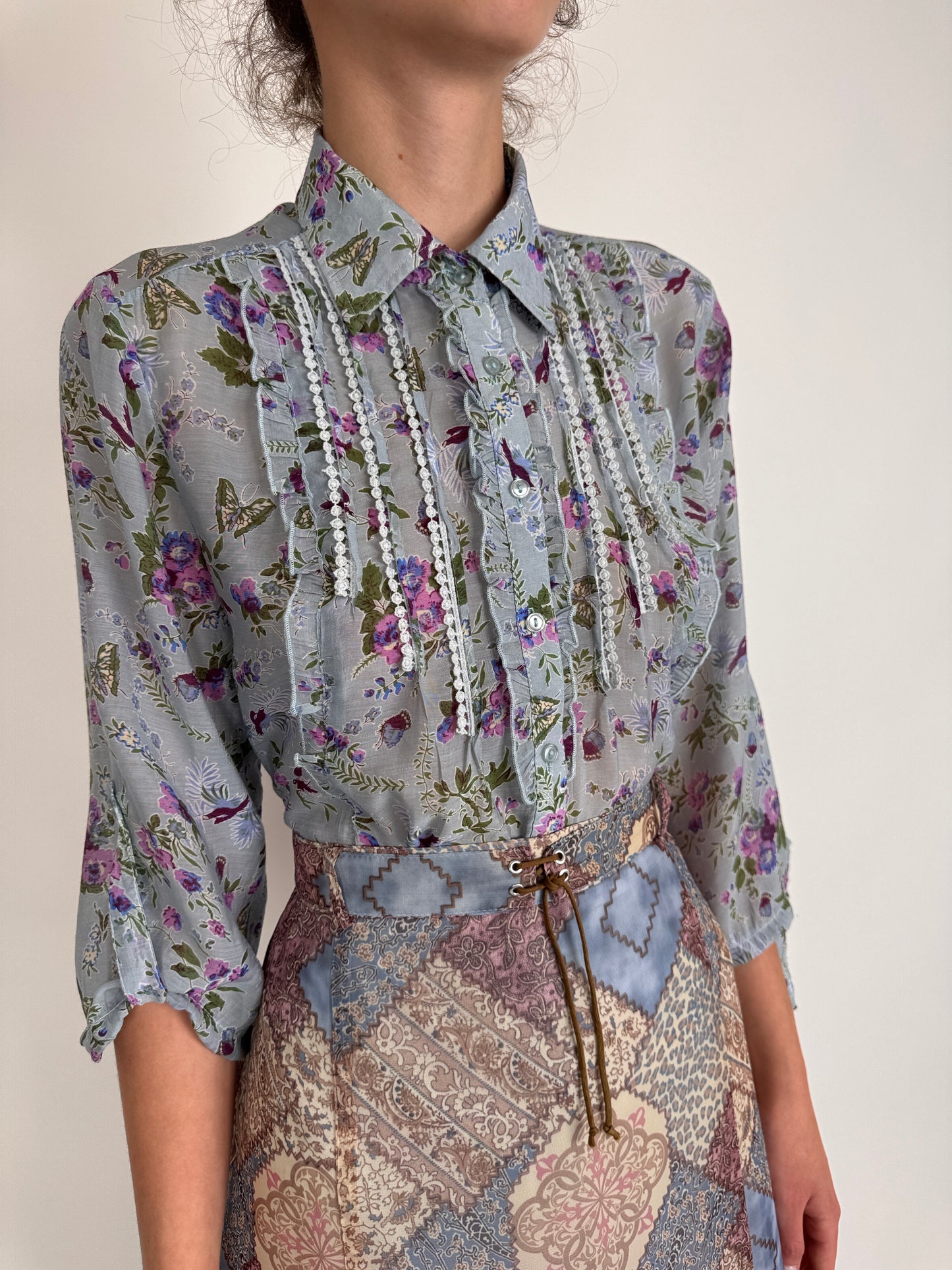 Cămașa baby blue cu print floral delicat în croi lejer