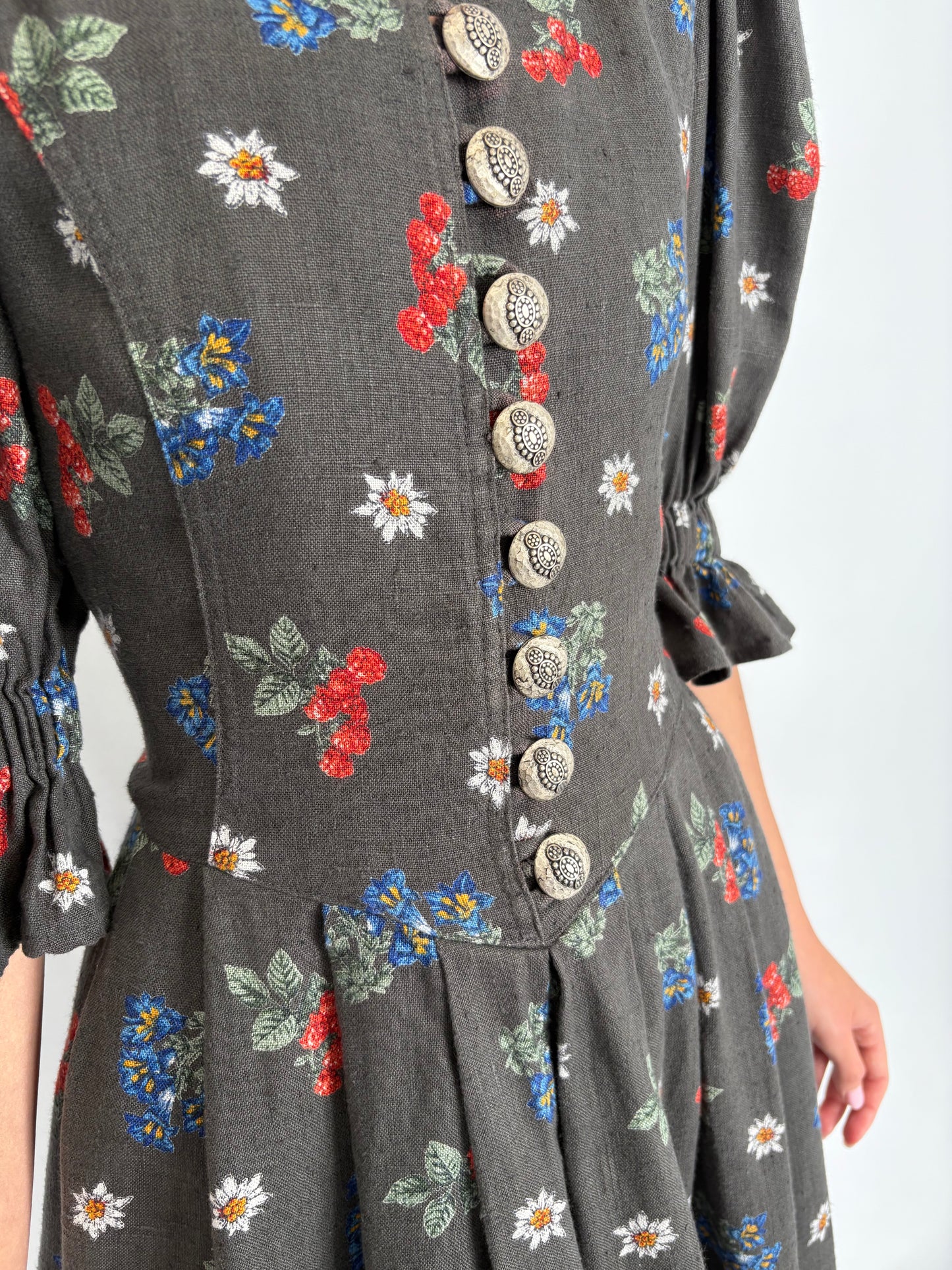 Rochie vintage din pânză grea de in cu talie ultra marcată și corsaj