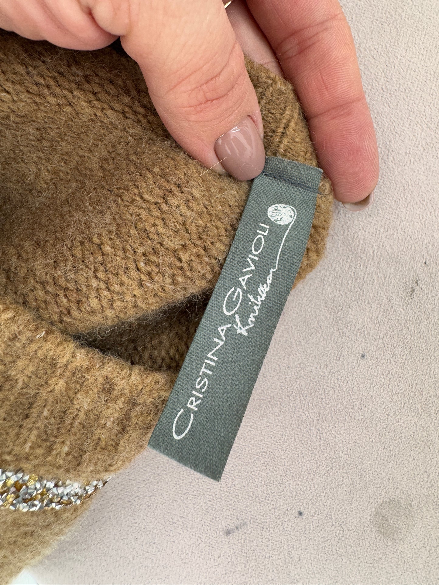 Pulover caramel de gramaj mare cu aplicații delicate la gât din mix de lana